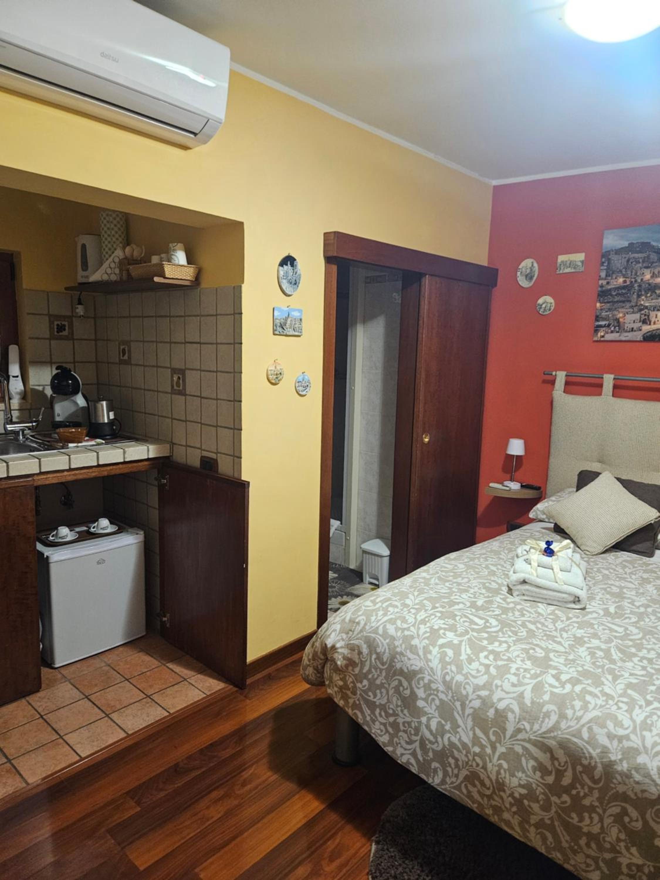 Double Room with Private Bathroom - Photo 36