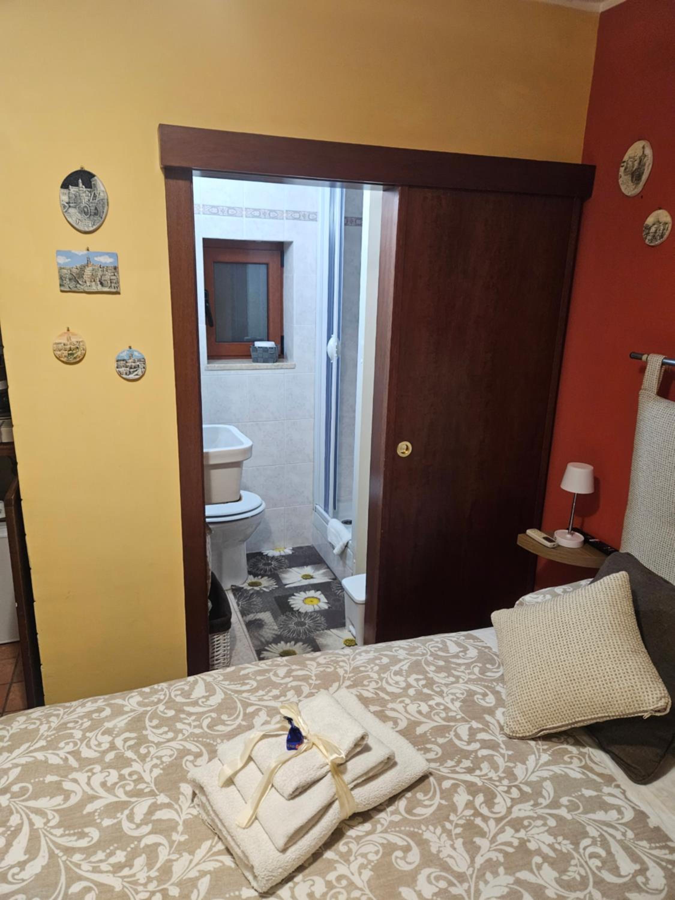 Double Room with Private Bathroom - Photo 13