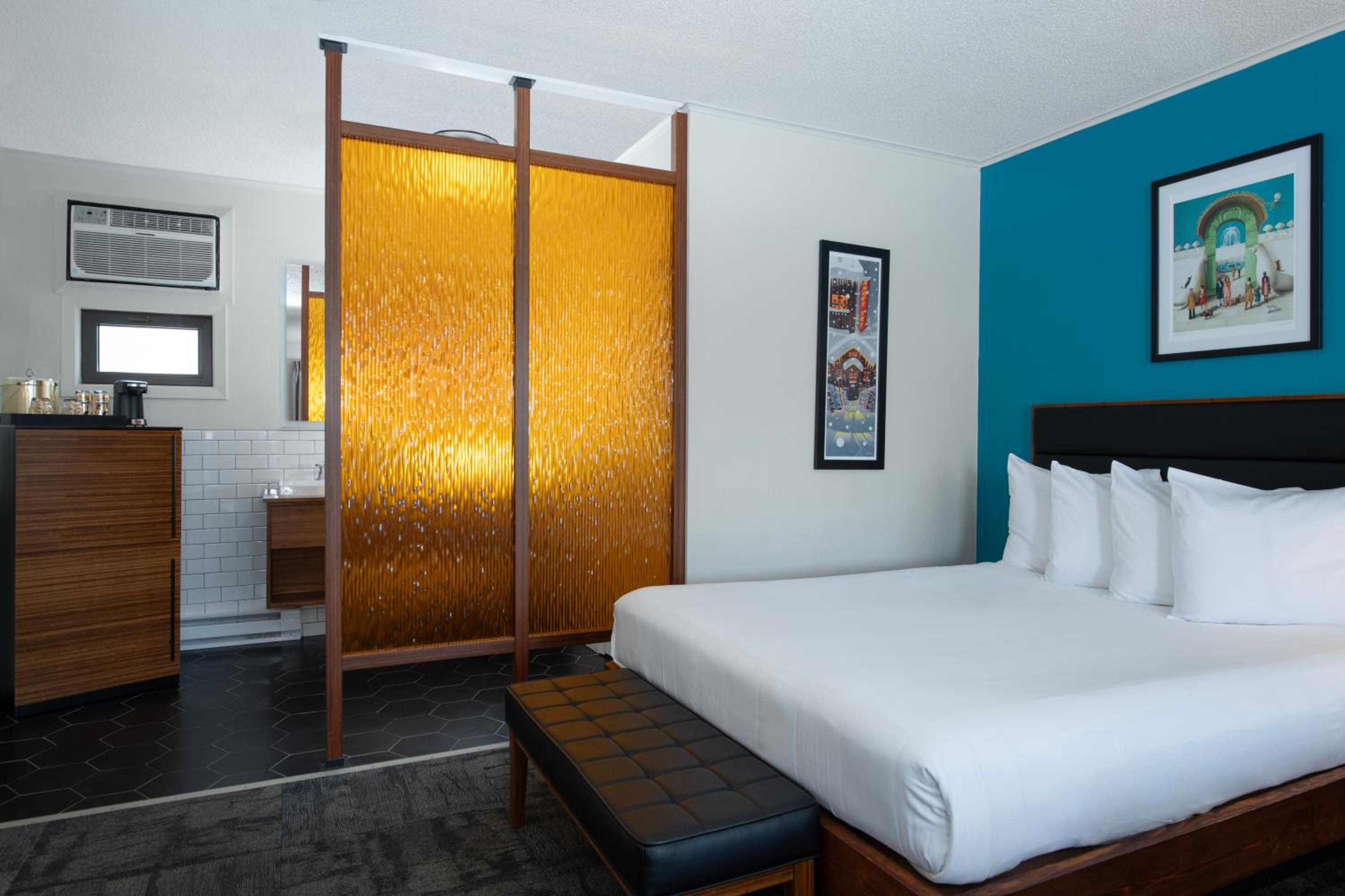 Queen Room with Two Queen Beds photo 3
