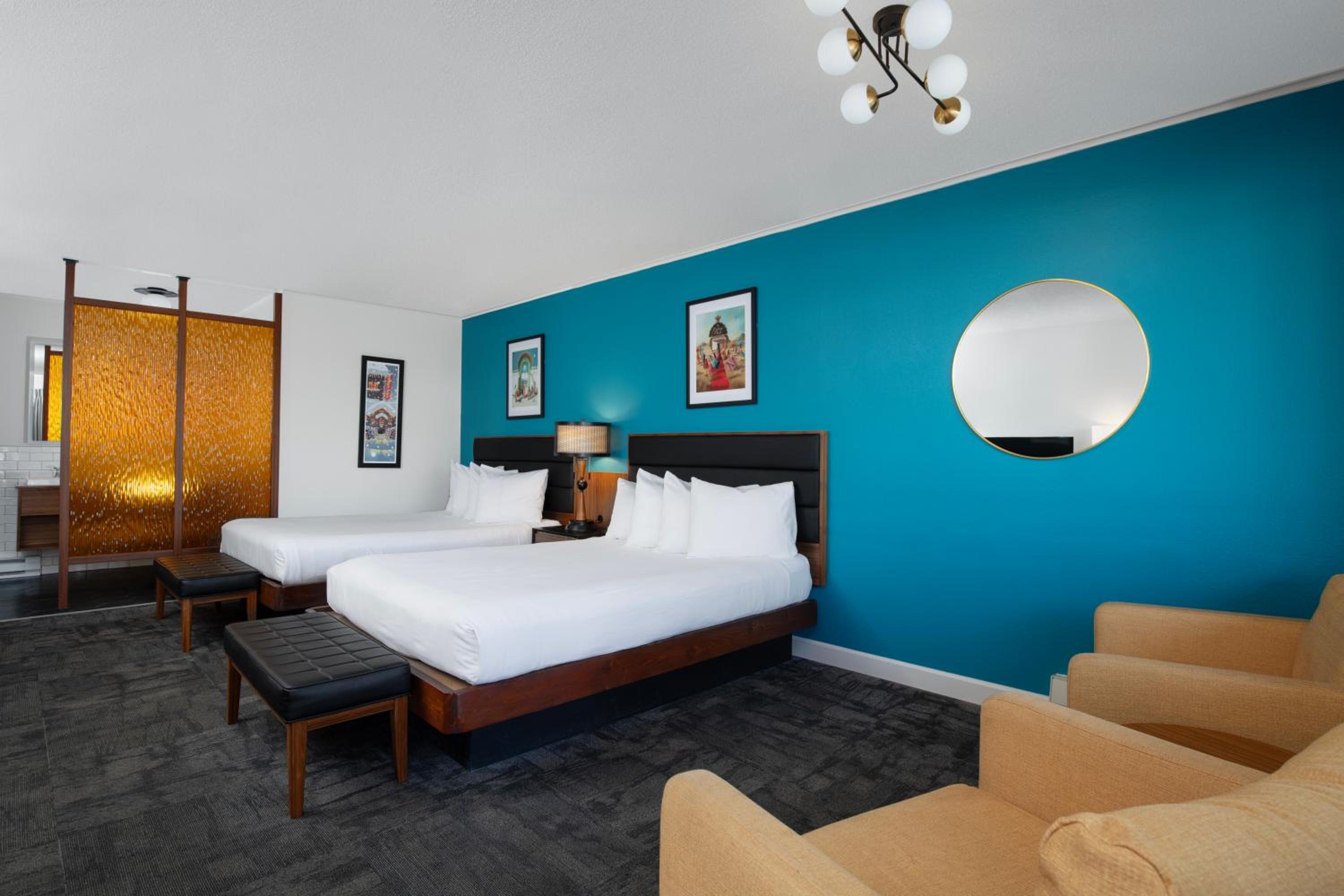 Queen Room with Two Queen Beds photo 2
