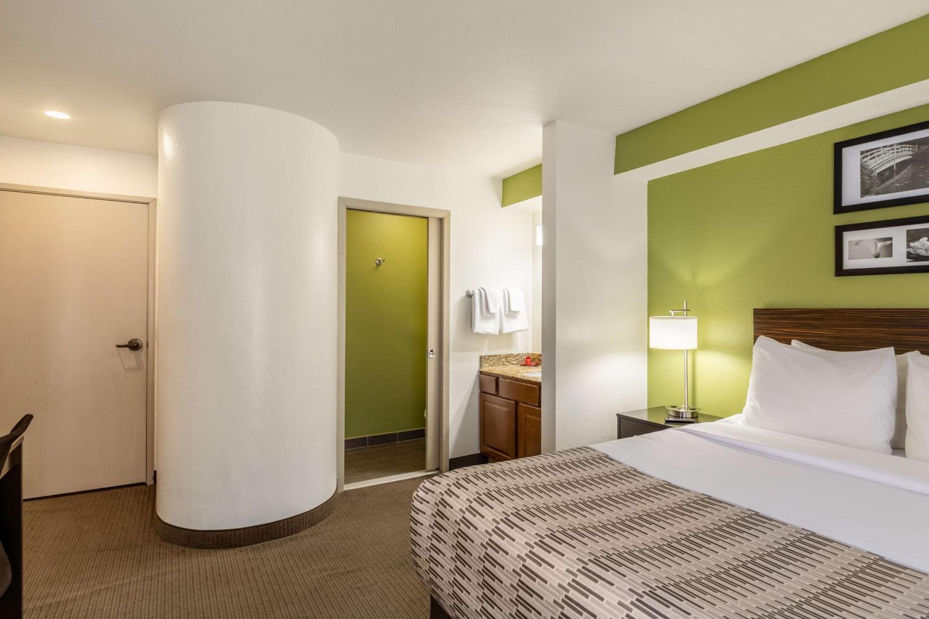 Queen Suite with Sofa Bed - Photo 3