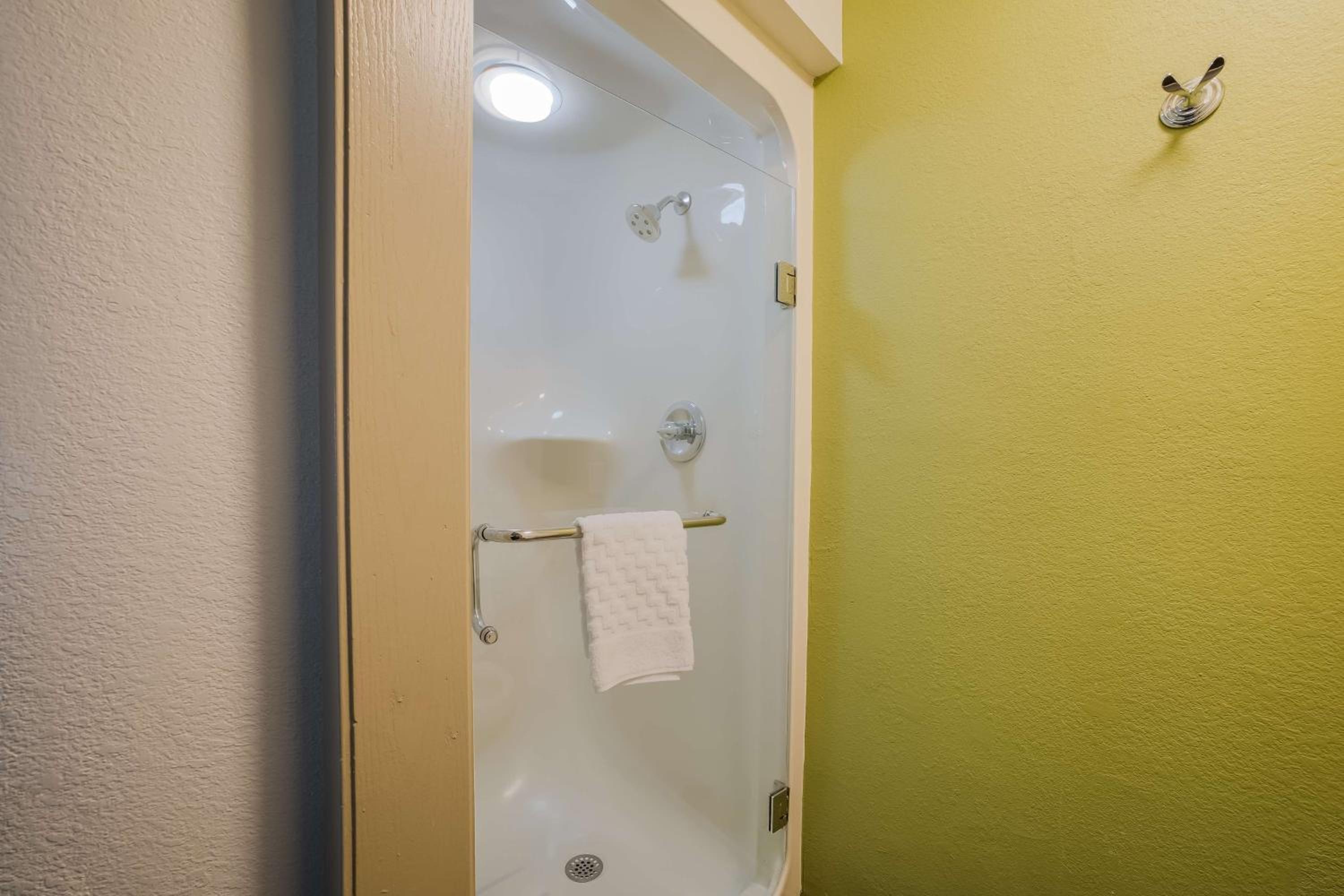King Room - Non-Smoking - Photo 2