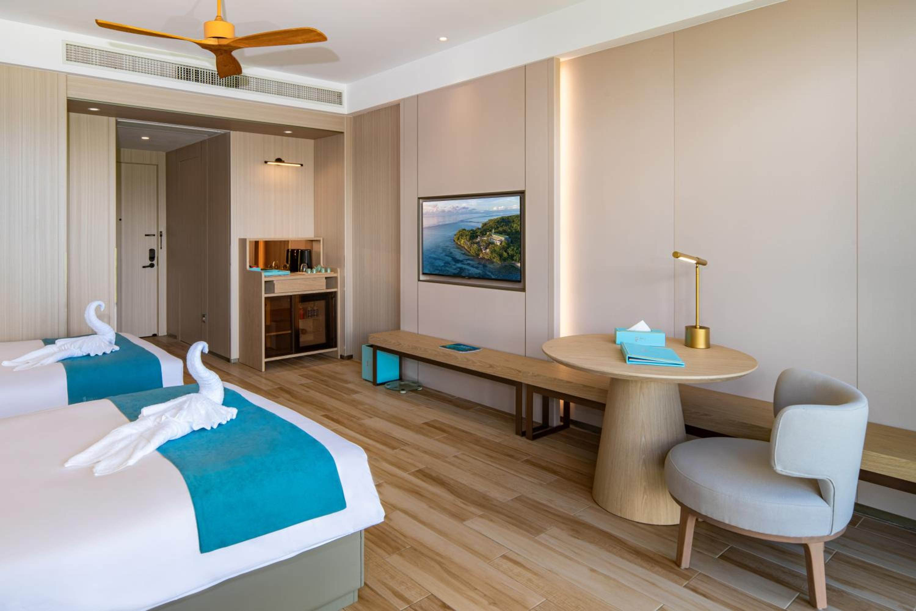 Deluxe Mountain & Ocean View Room (Deluxe Half Mountain and Half Ocean View Room) photo 2