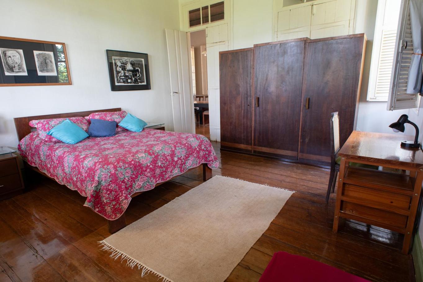 Seven-Bedroom House photo 3