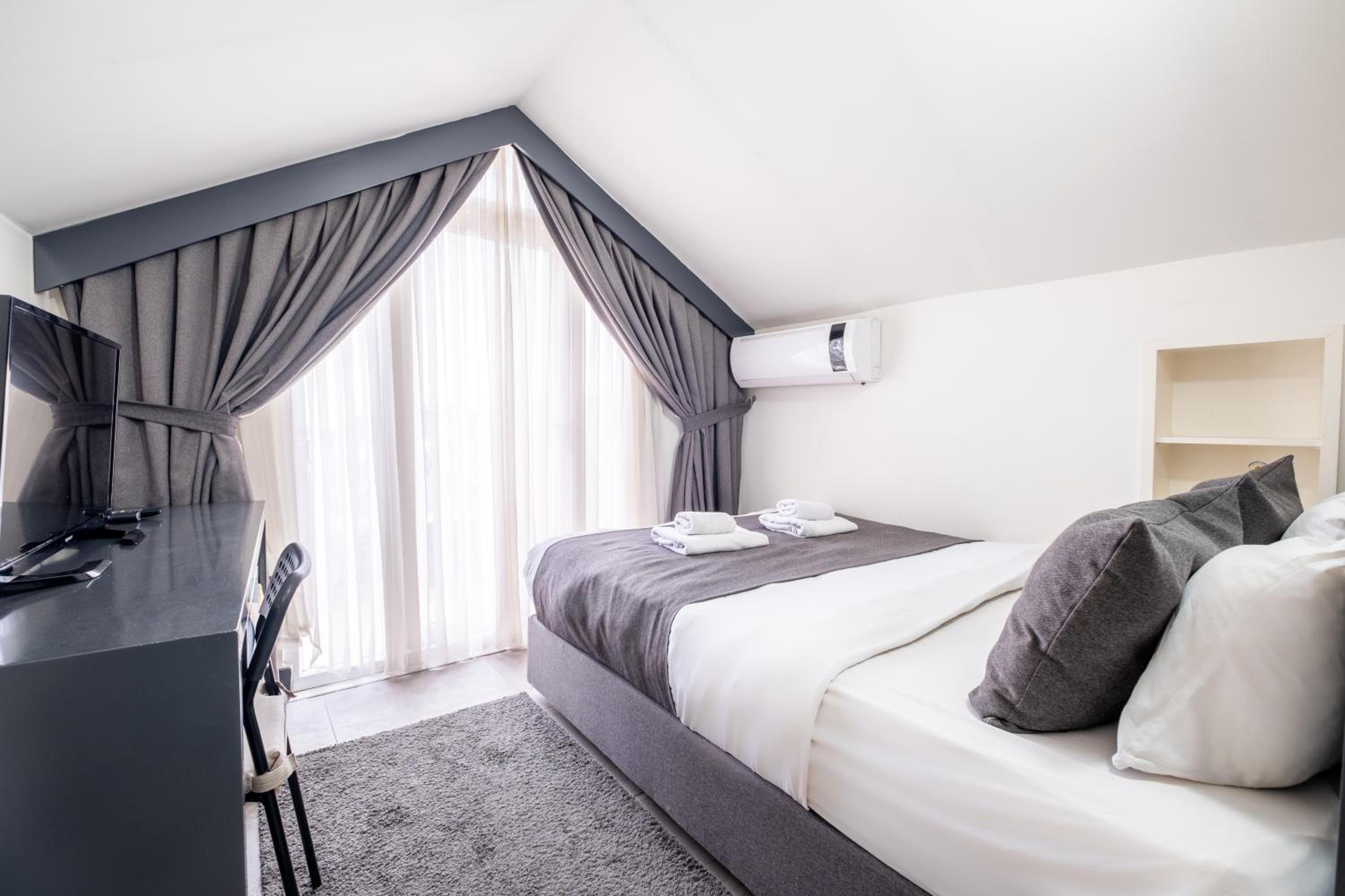 Queen Room with Balcony photo 1