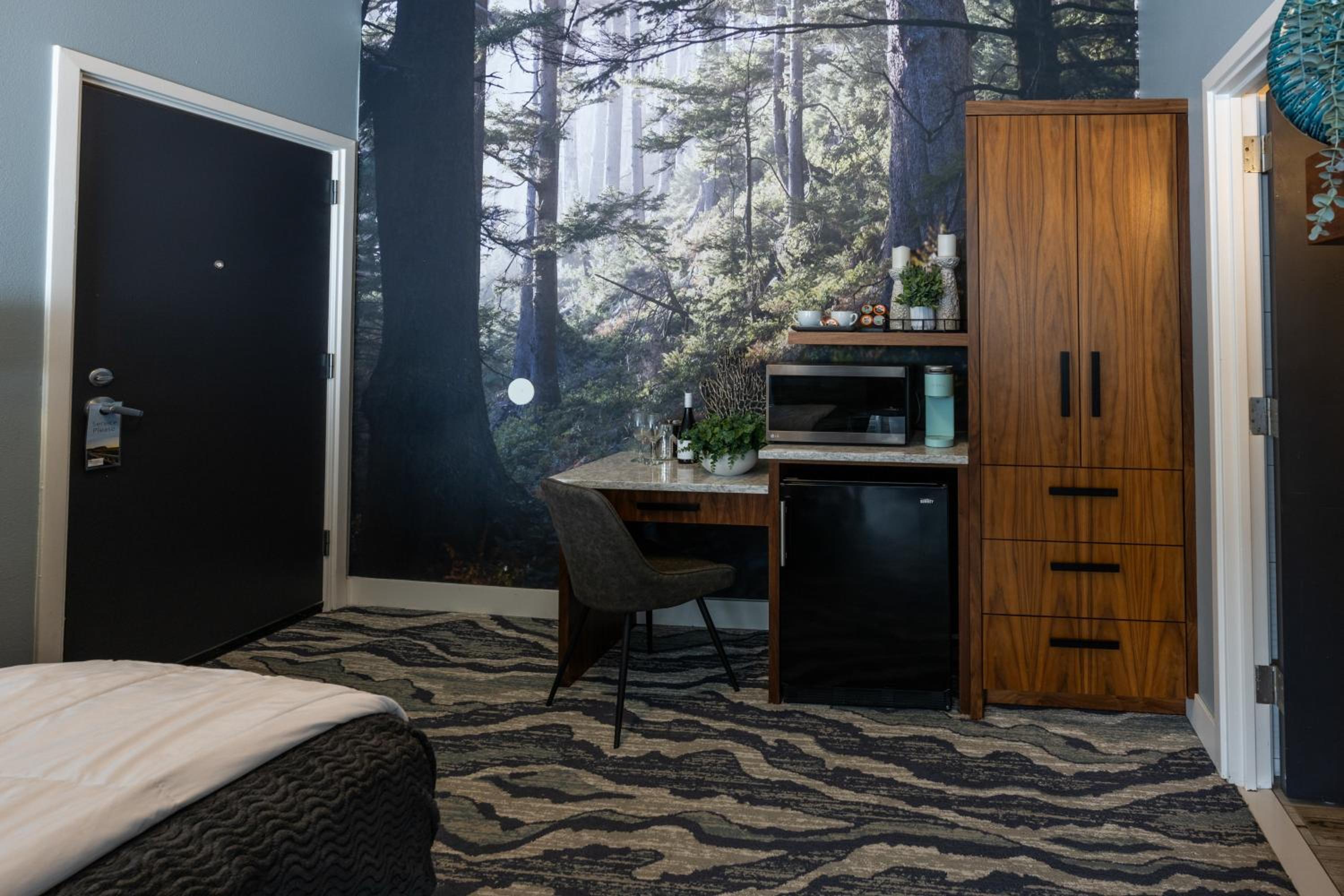 Queen Room with Partial Ocean View Spa- non pet friendly Bath