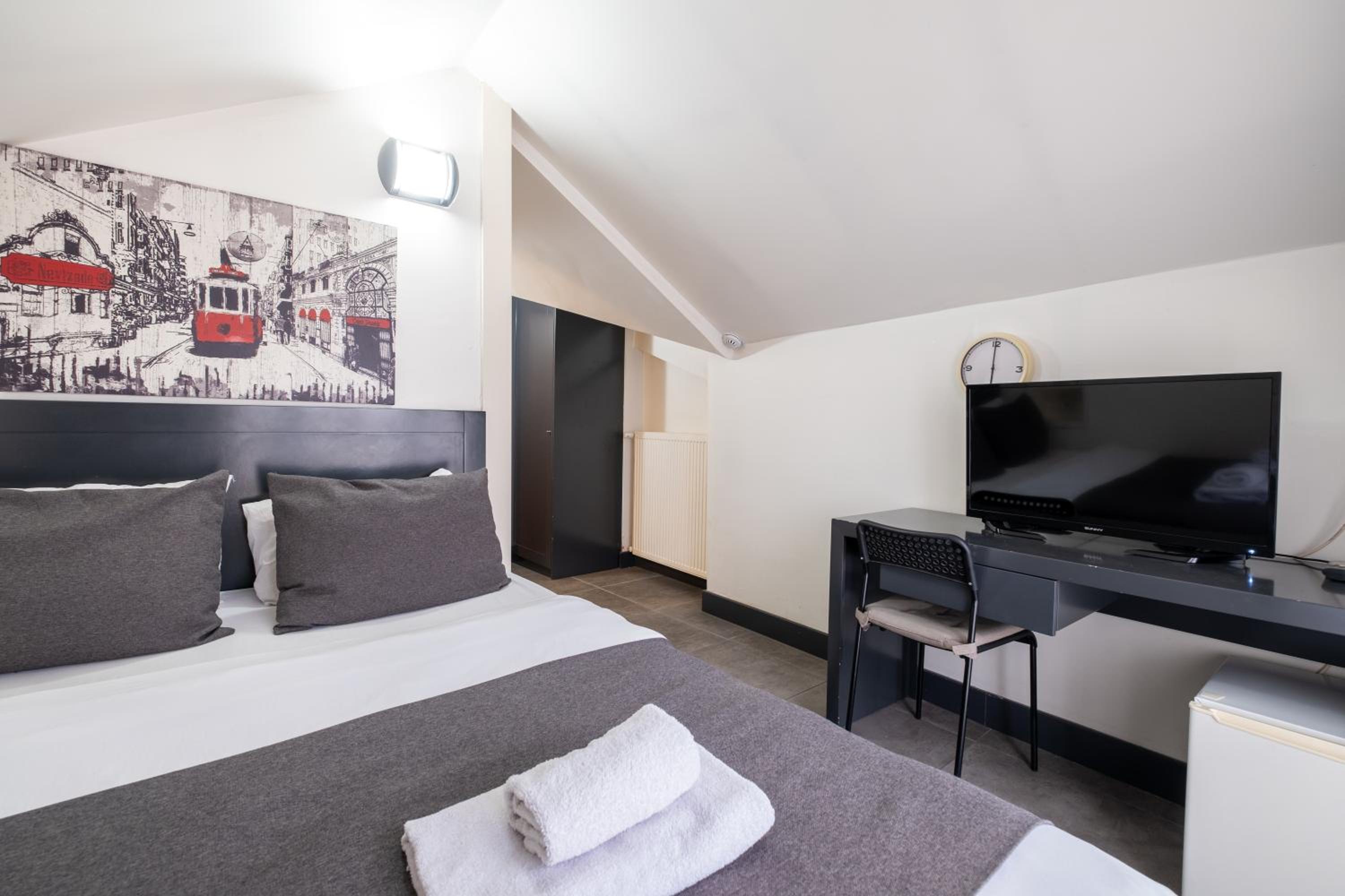Queen Room with Balcony photo 3