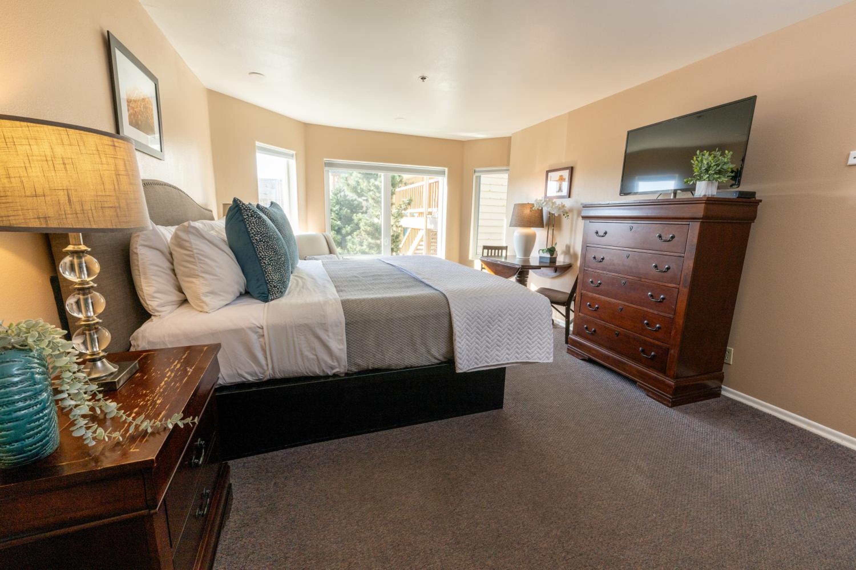 King Room with Partial Ocean View - Pet Friendly