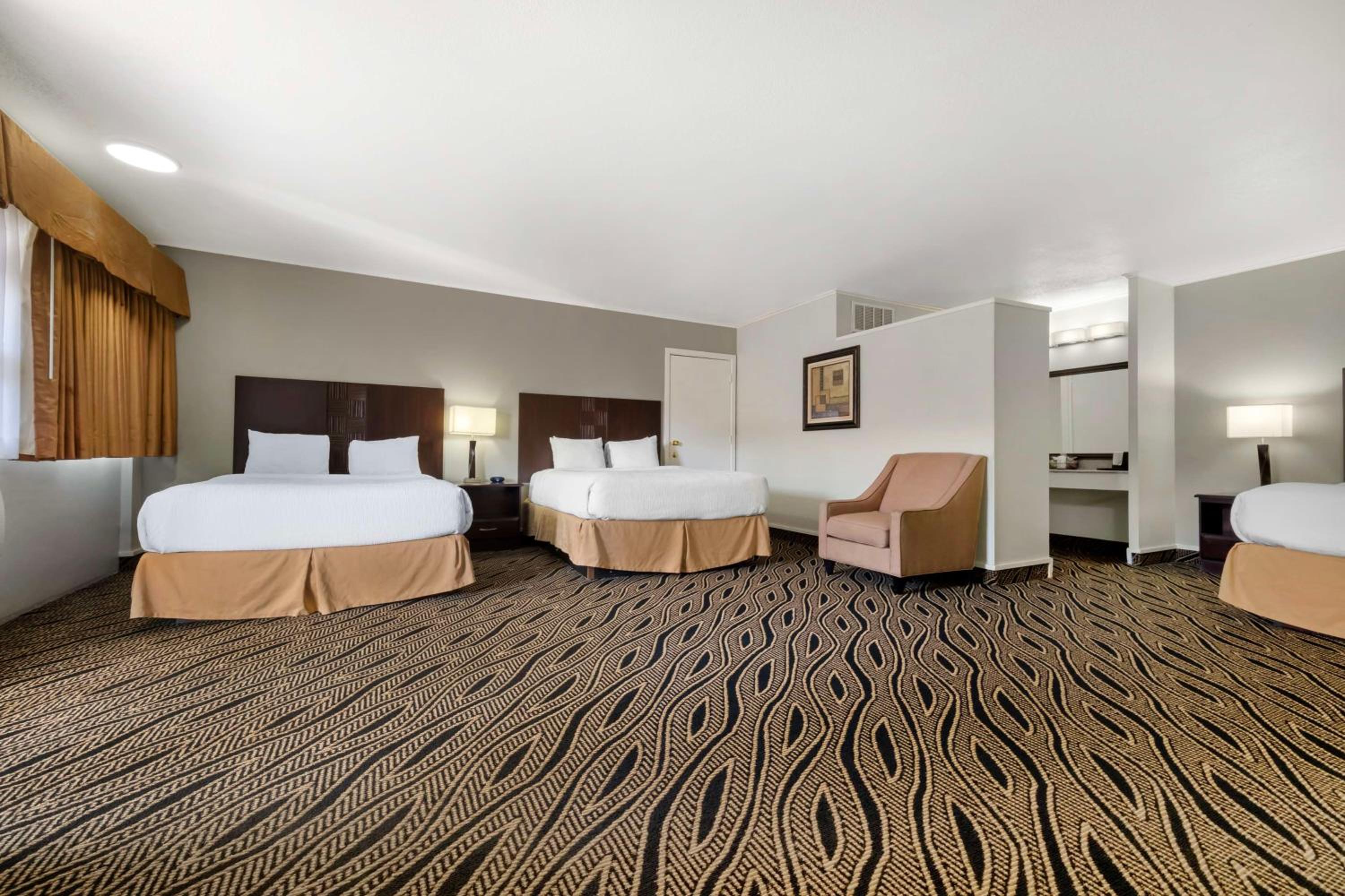 Queen Rooms with Three Queen Beds - Smoking Room