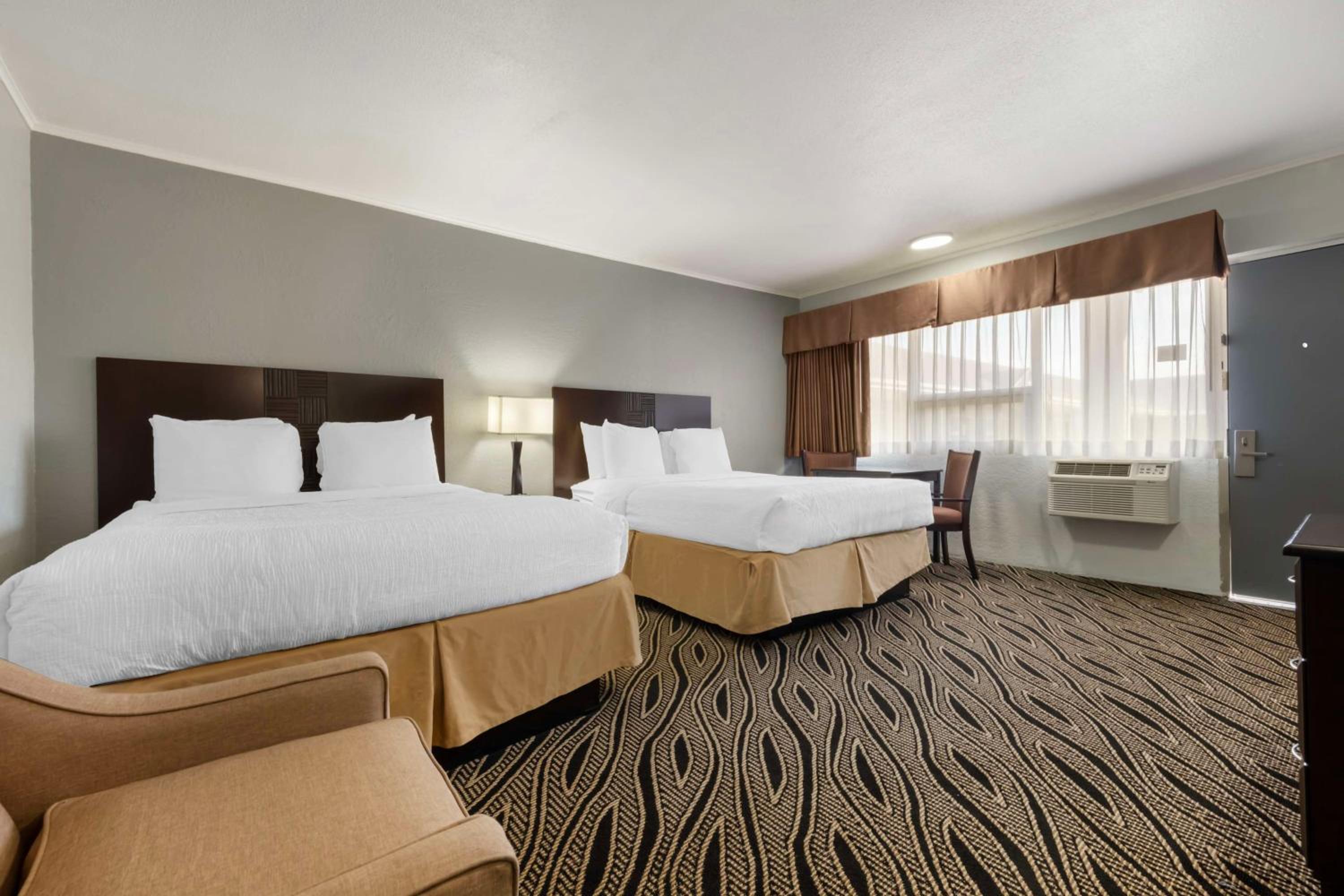 Queen Room with Two Queen Beds - Non-Smoking photo 1