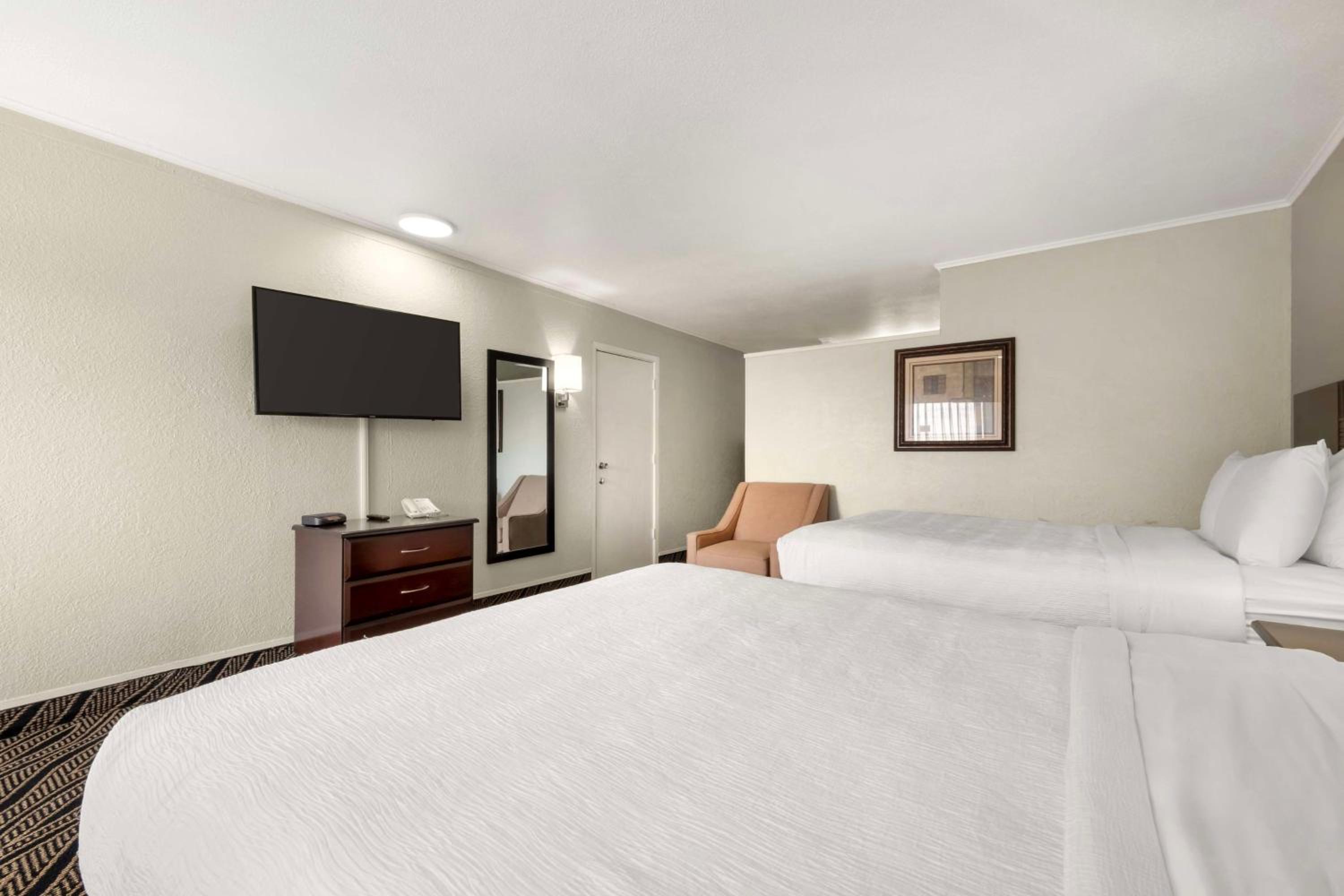 Queen Room with Two Queen Beds - Non-Smoking photo 3