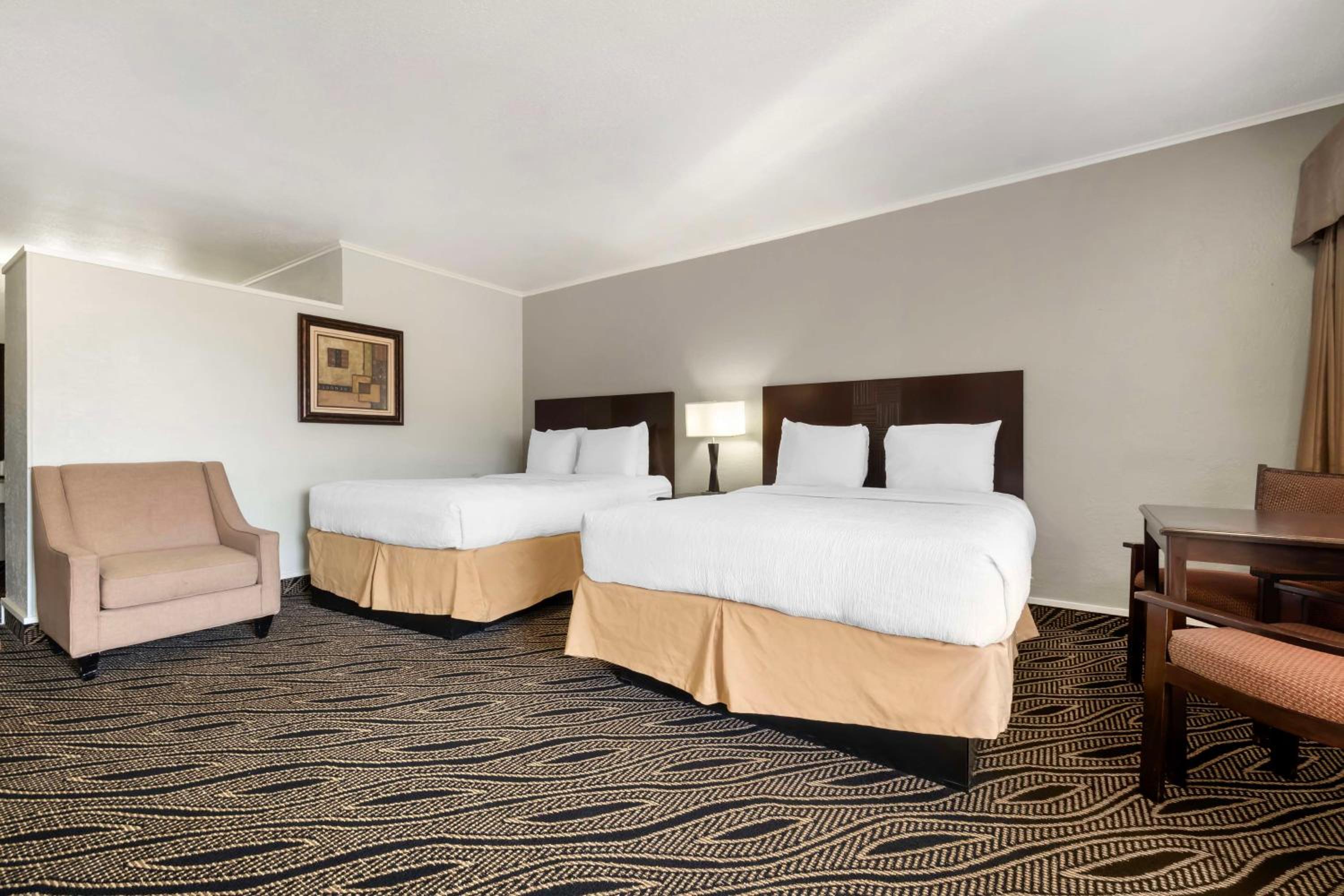 Queen Room with Two Queen Beds - Non-Smoking photo 2