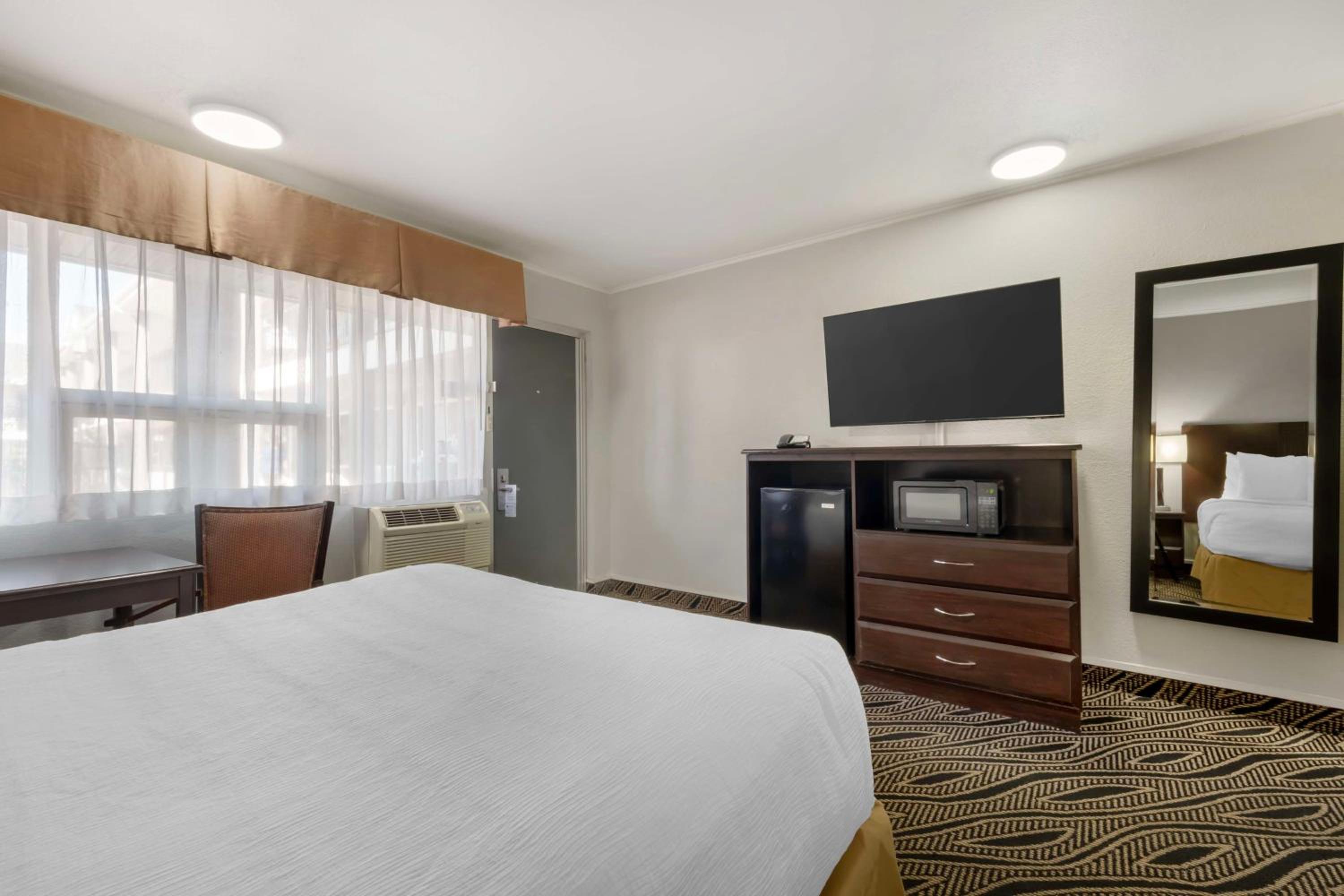 Queen Room with Two Queen Beds with Bath Tub - Mobility Accessible/Non-Smoking photo 3