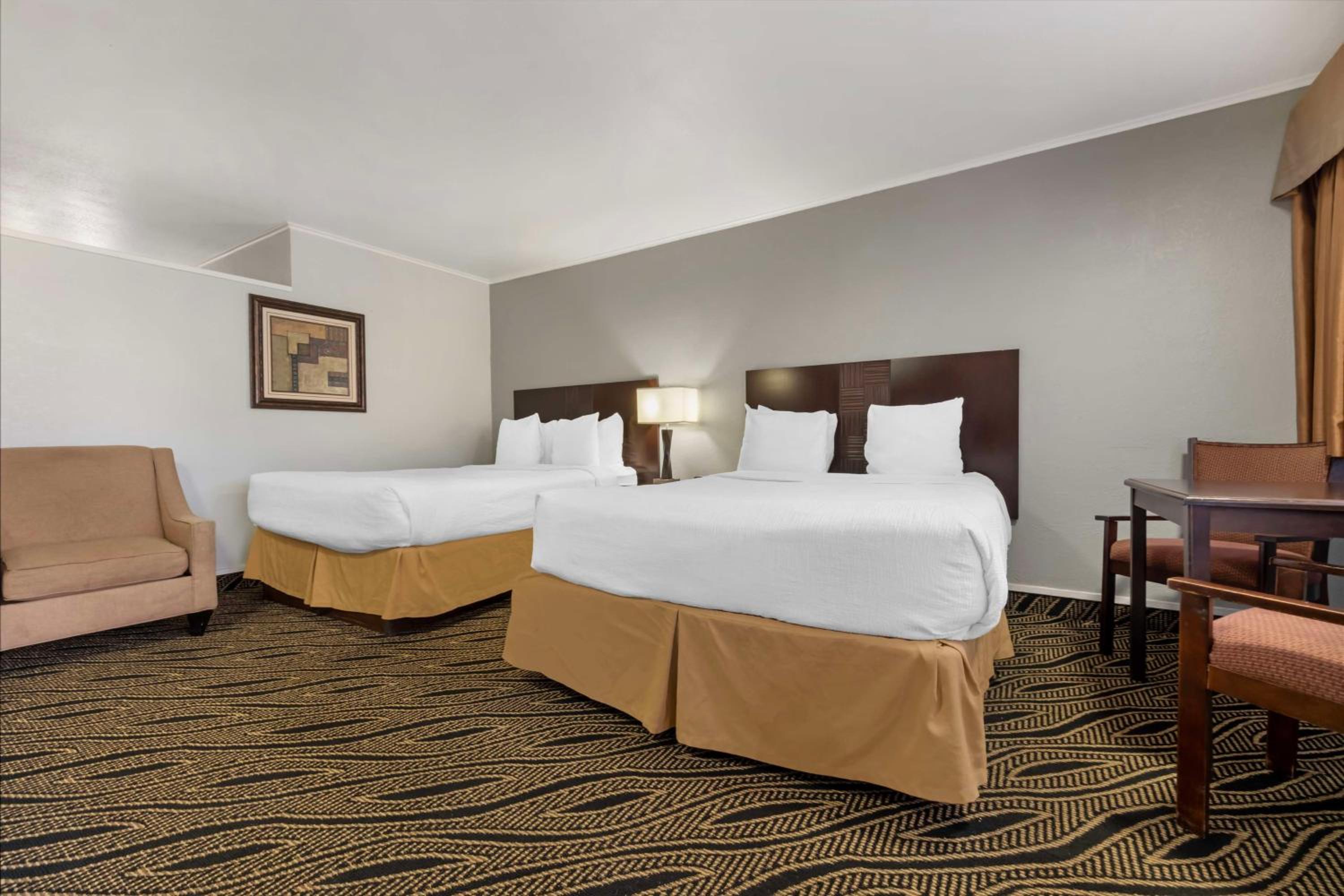 Queen Room with Two Queen Beds with Bath Tub - Mobility Accessible/Non-Smoking photo 1