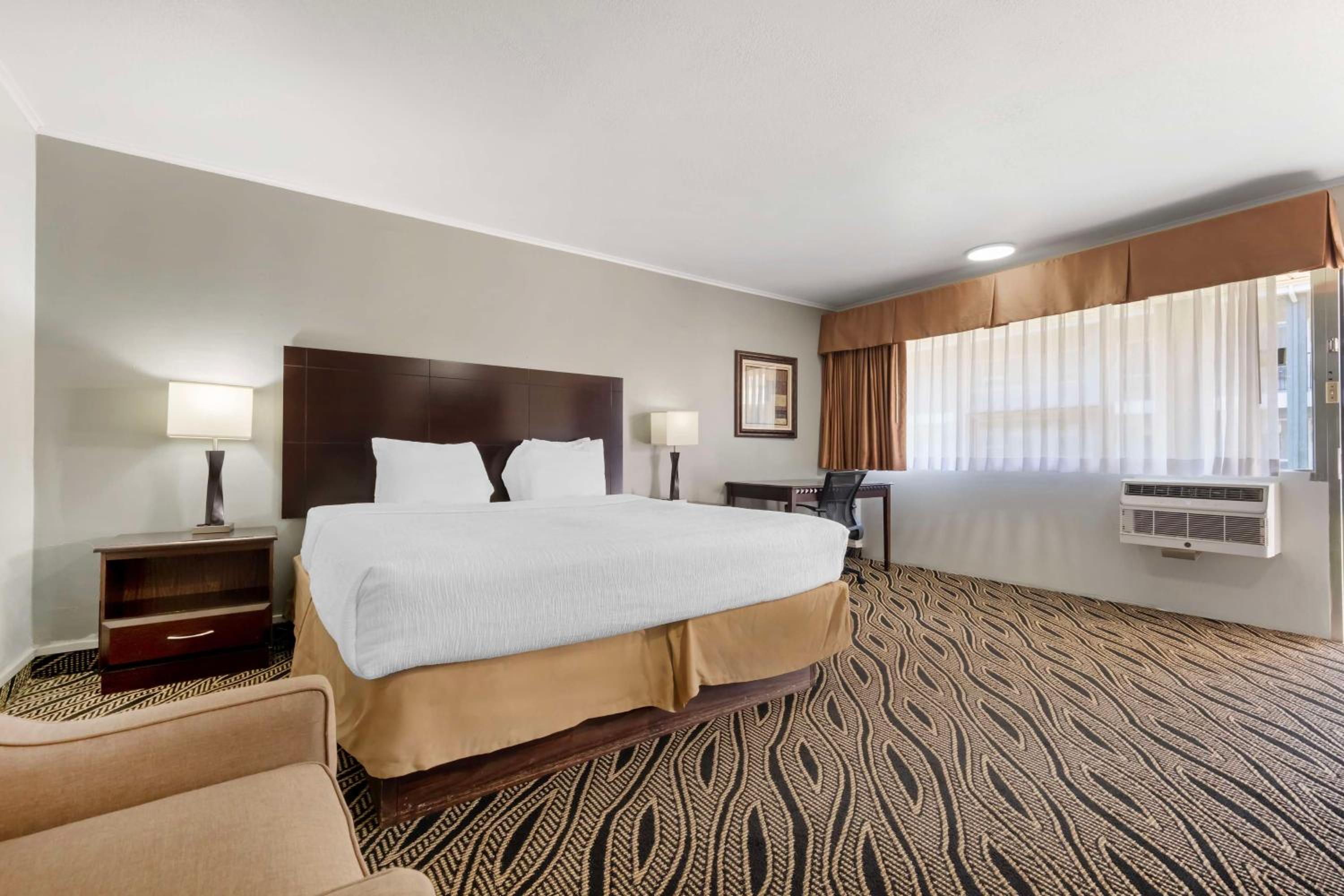 Standard King Room photo 1
