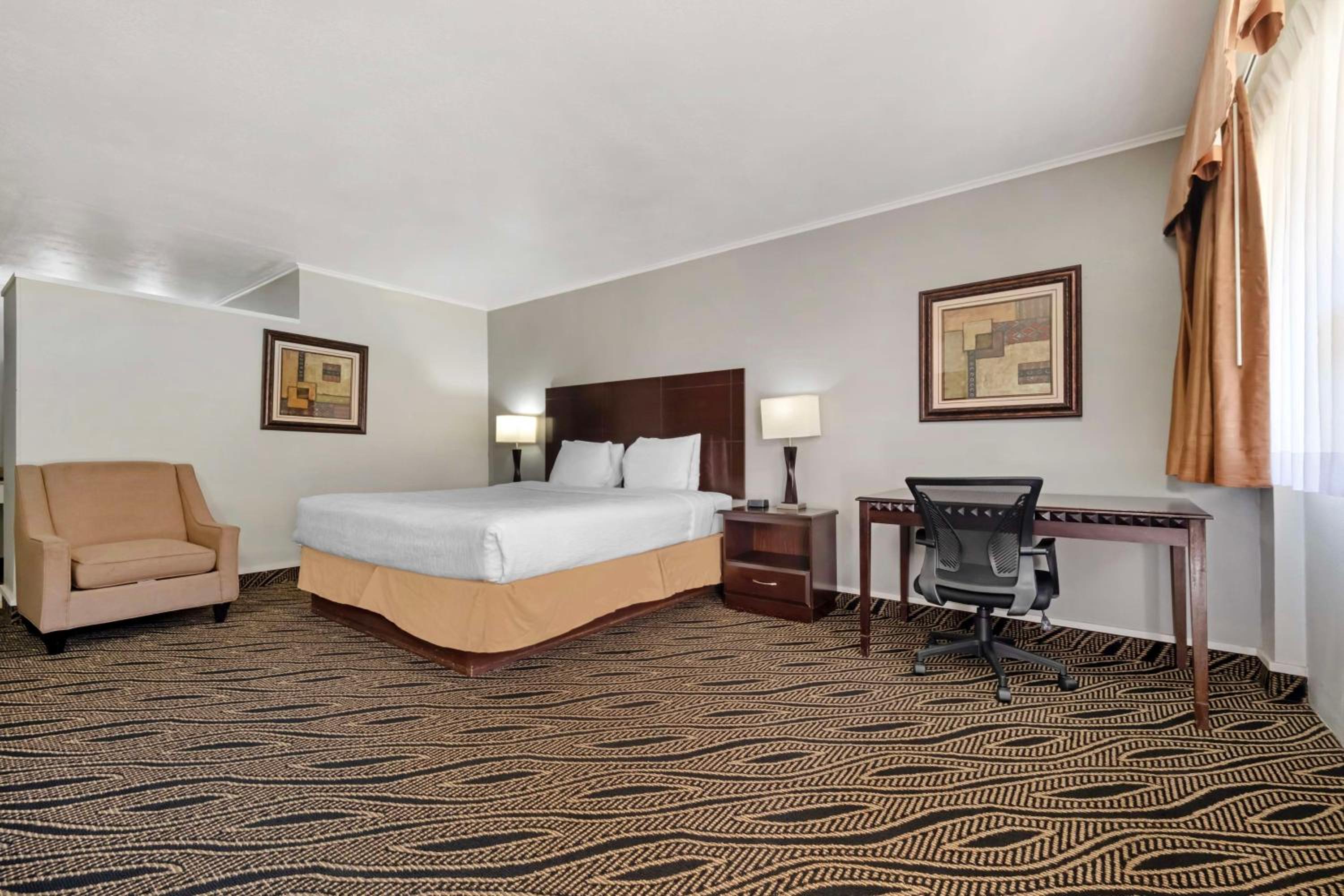 Standard King Room photo 3