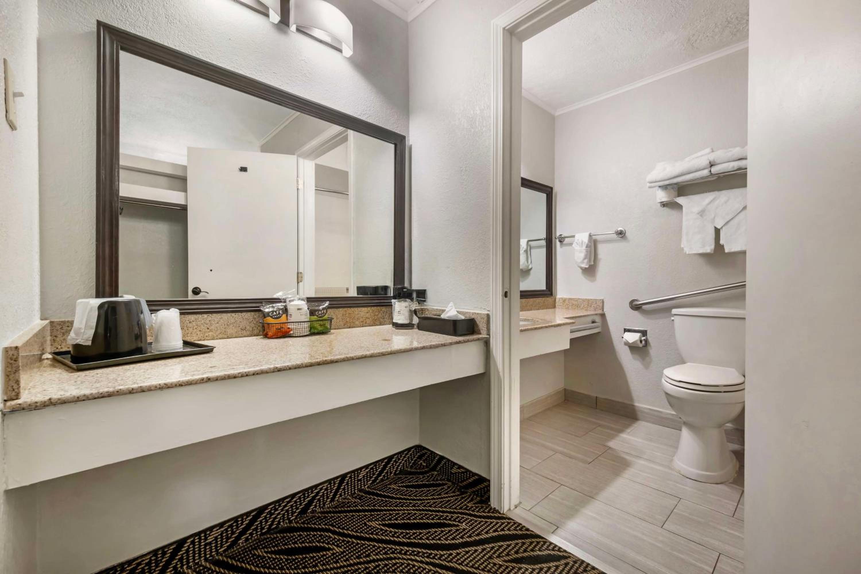 Queen Room with Two Queen Beds with Bath Tub - Mobility Accessible/Non-Smoking photo 2