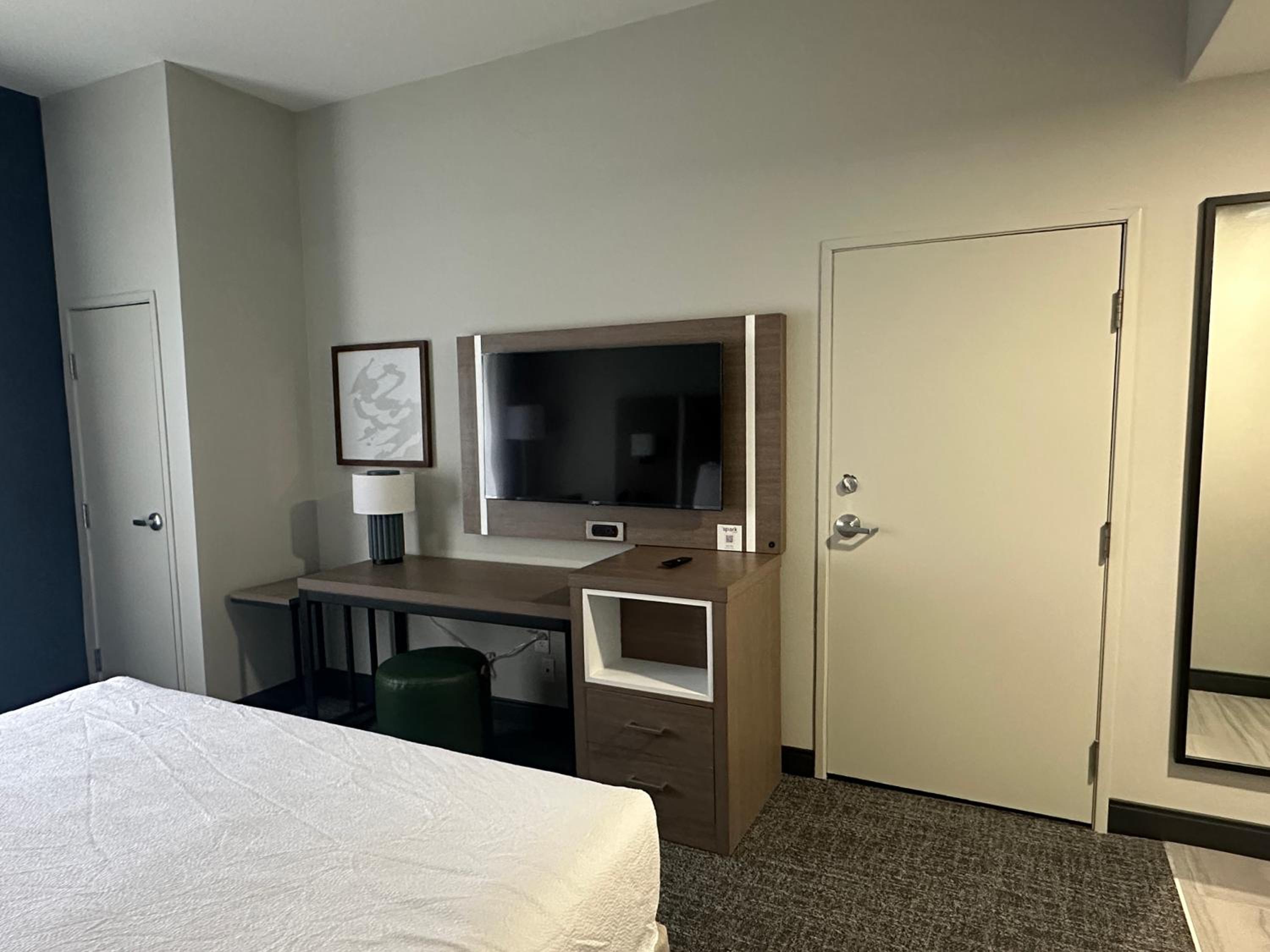 Studio Suite with One King Bed and Two Queen Beds photo 3