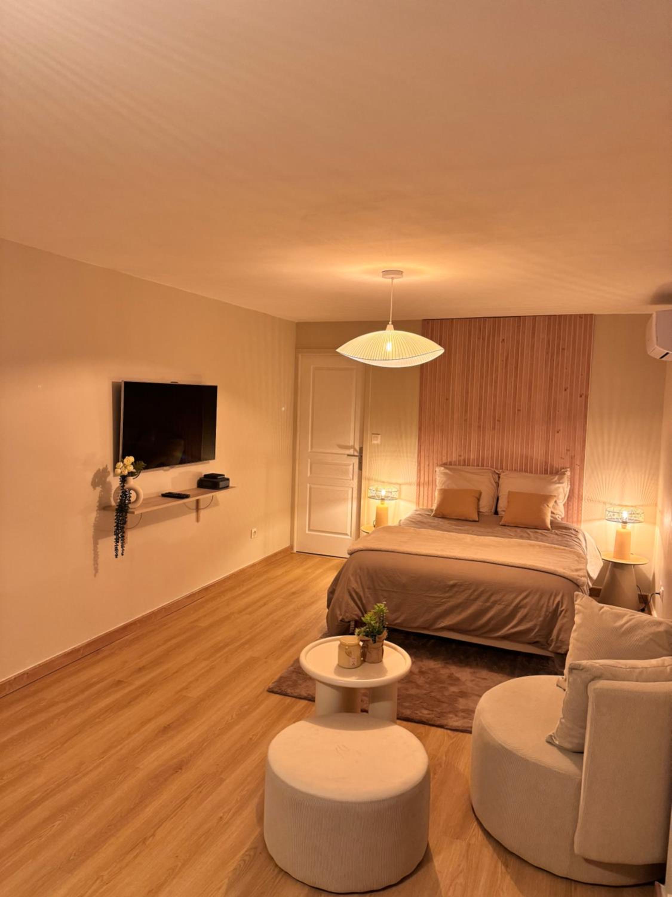 One-Bedroom Apartment photo 1