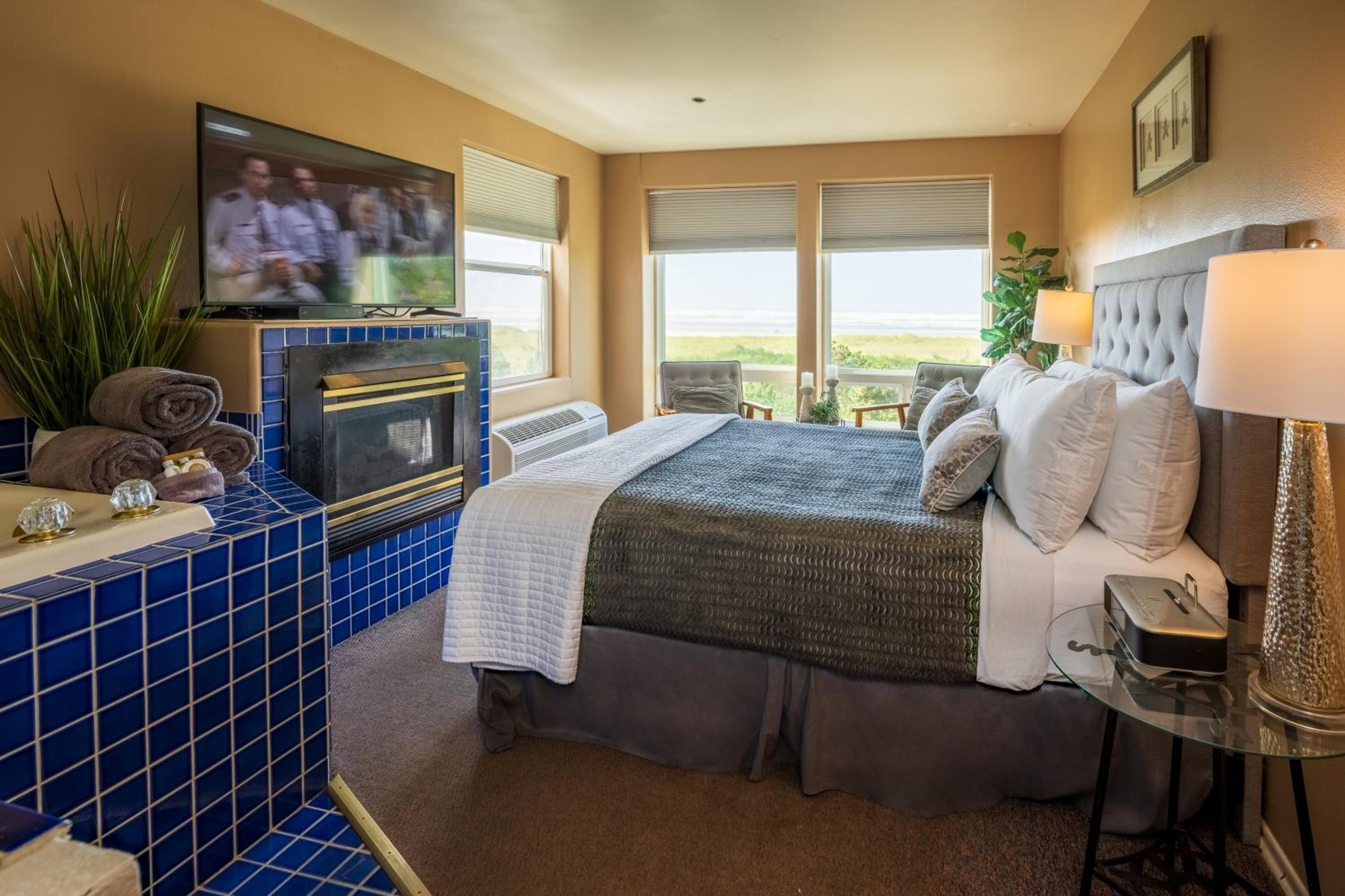 Queen Room with Ocean View Spa Bath- non pet friendly