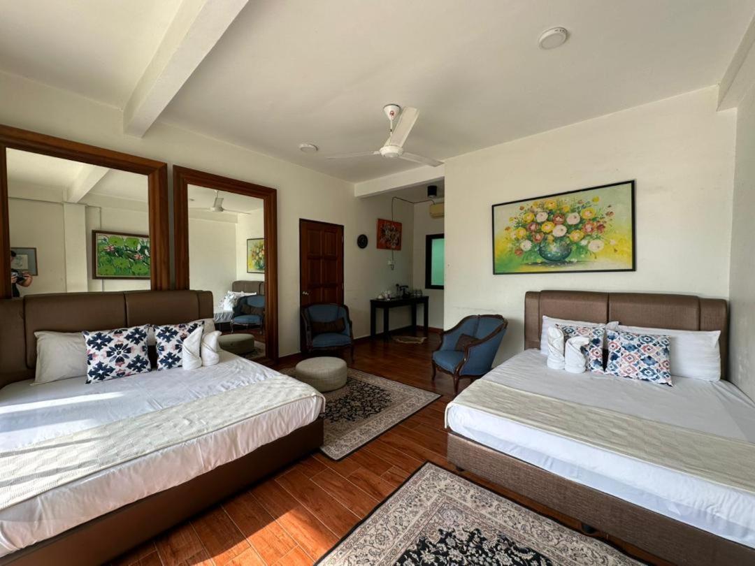 Five-Bedroom House photo 3