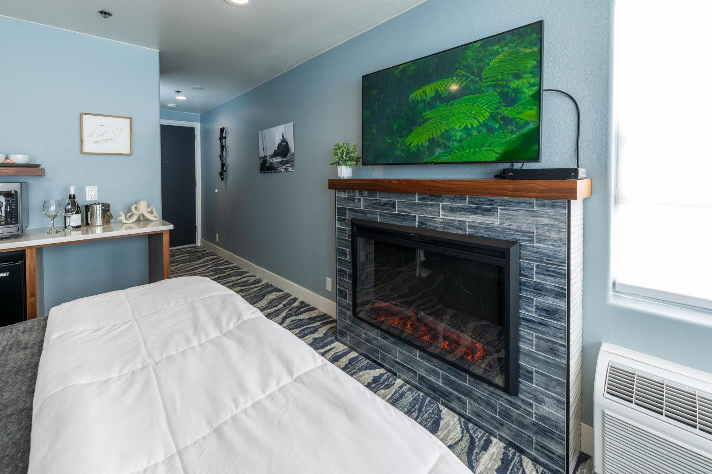 Queen Room with Ocean View- non pet friendly