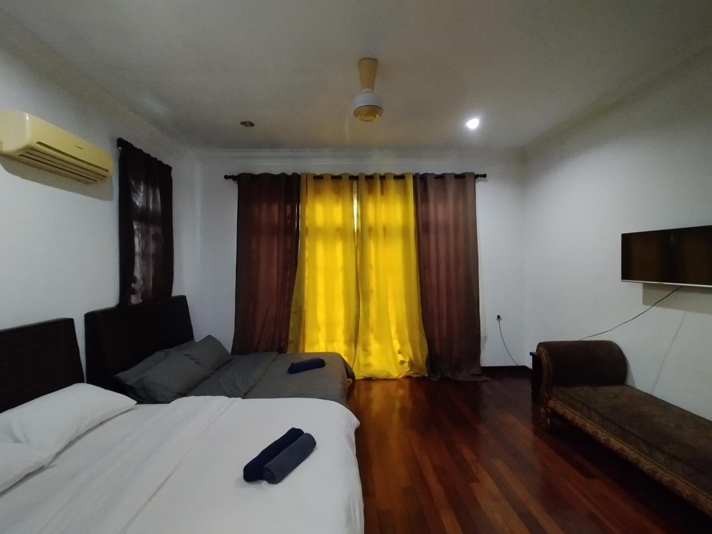 Family Room with Balcony photo 3