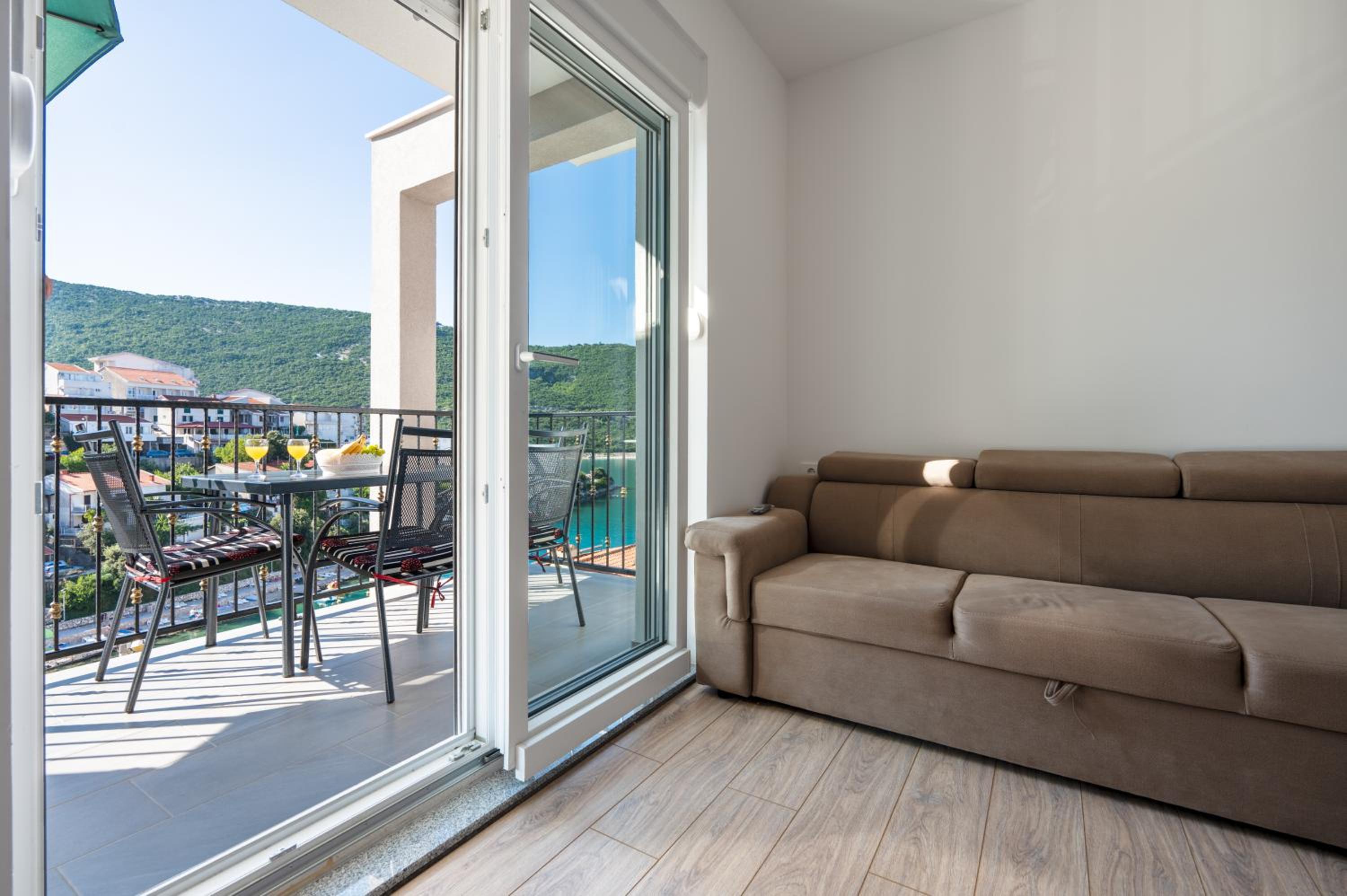 One-Bedroom Apartment with Balcony and Sea View photo 3