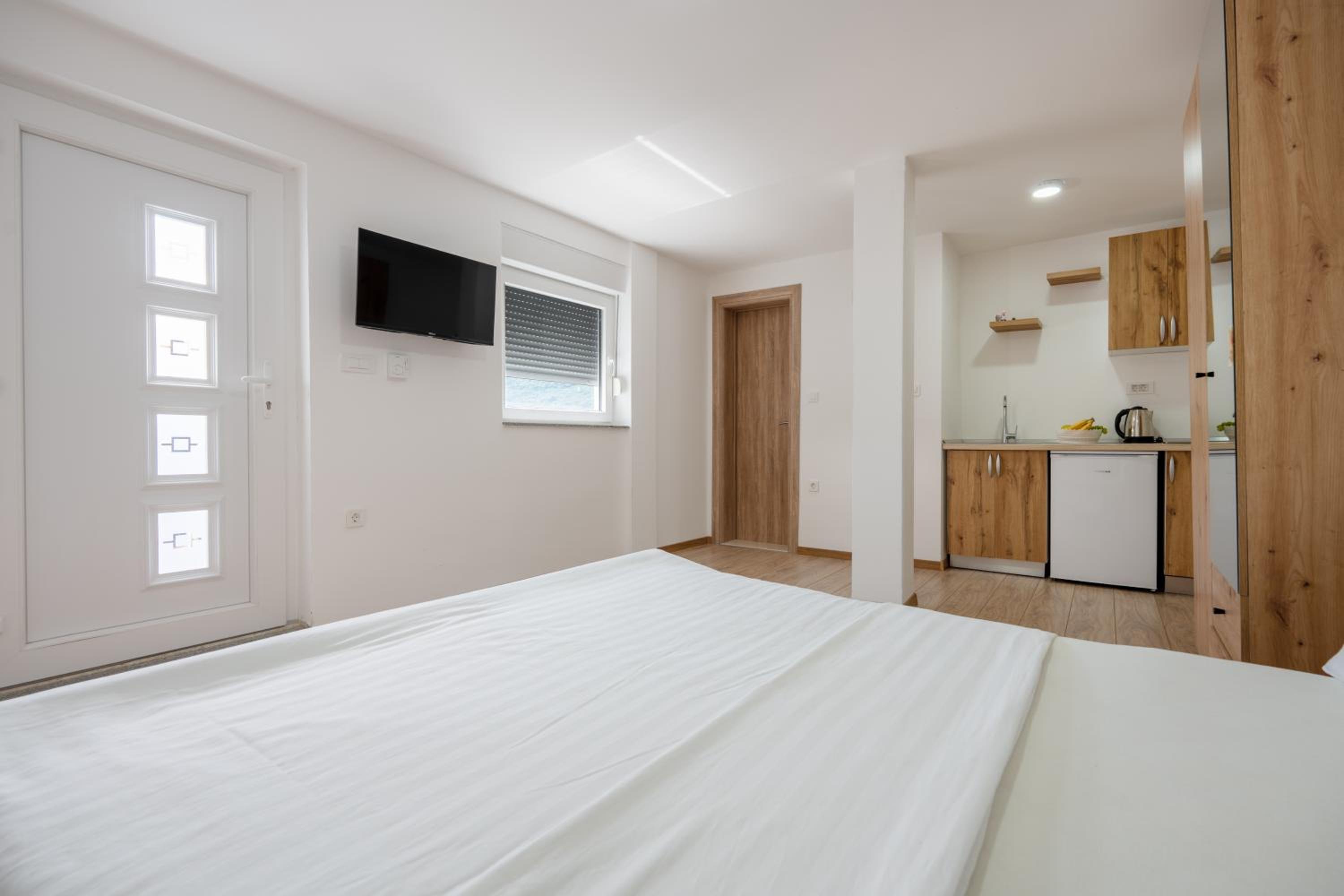 Studio Apartment with Balcony photo 2