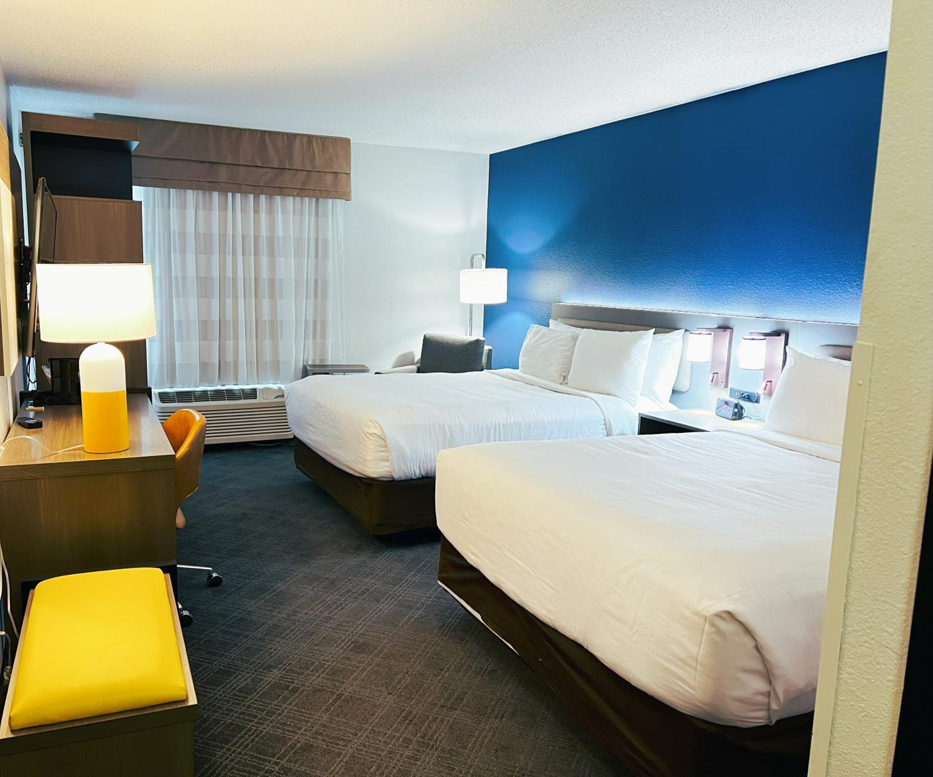 Queen Room with Two Queen Beds - Non-Smoking - Photo 3