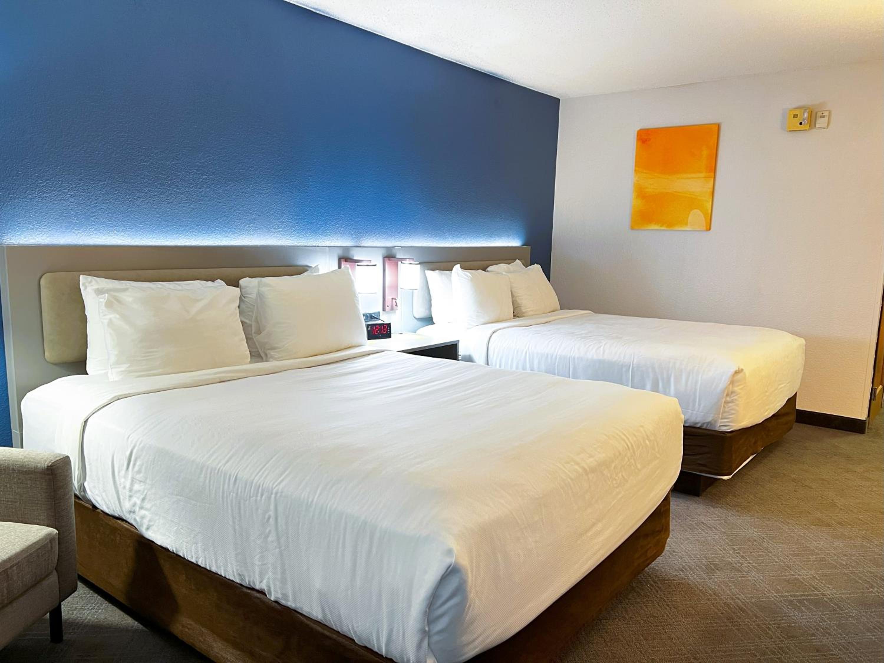 Queen Room with Two Queen Beds - Non-Smoking - Photo 2