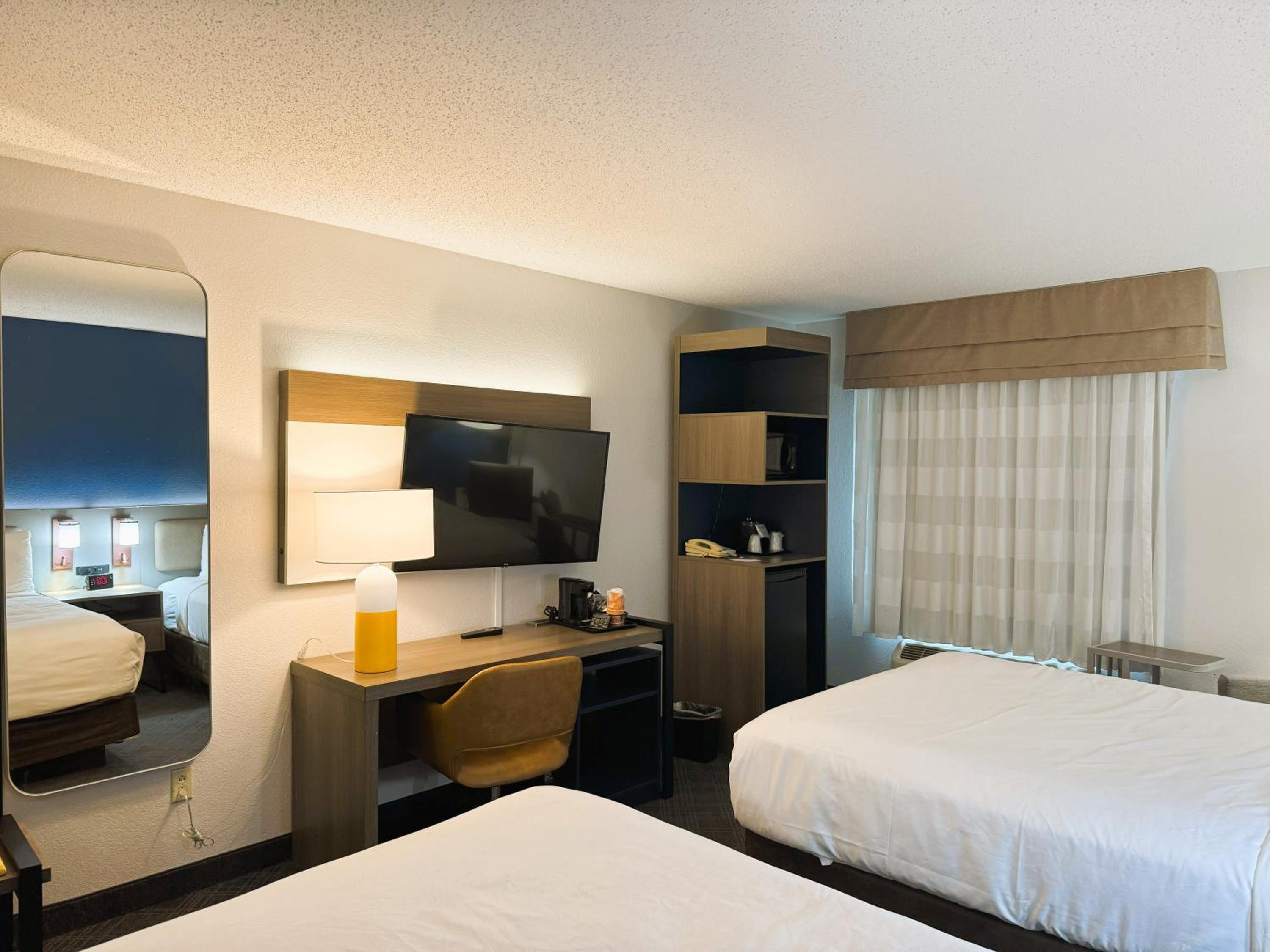 Queen Room with Two Queen Beds - Non-Smoking - Photo 1