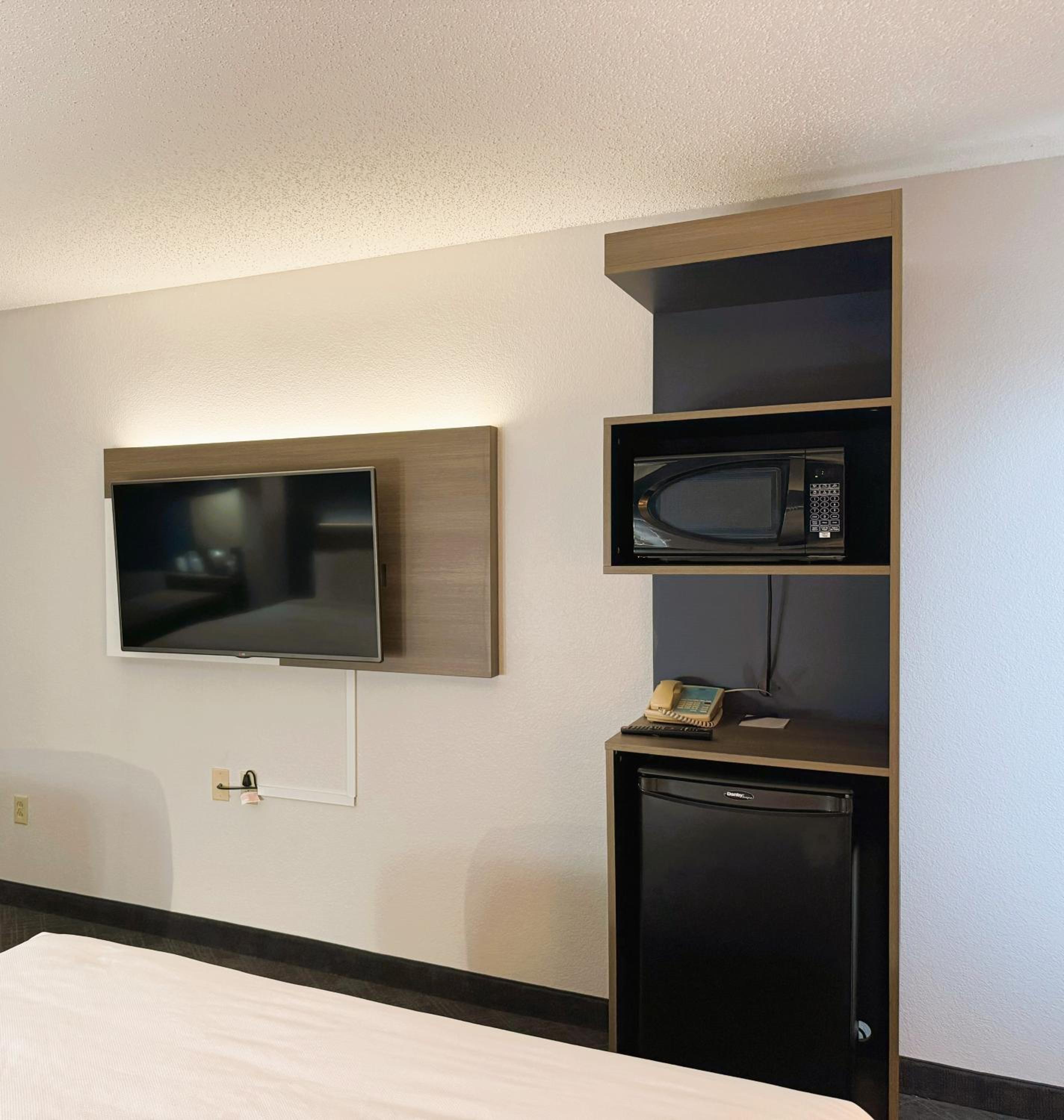 Queen Suite with Two Queen Beds - Non-Smoking - Photo 1