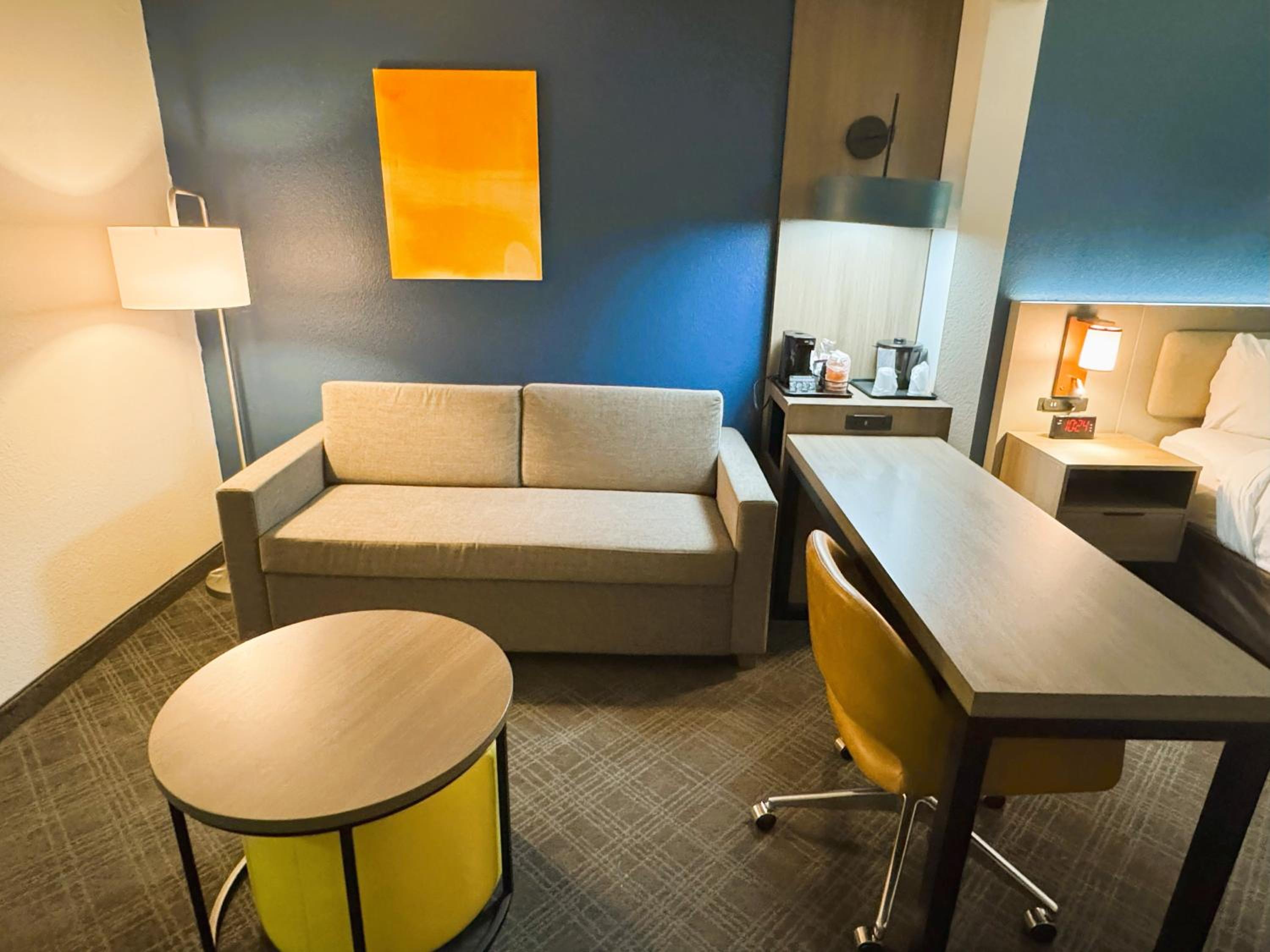 Queen Suite with Two Queen Beds - Non-Smoking - Photo 4
