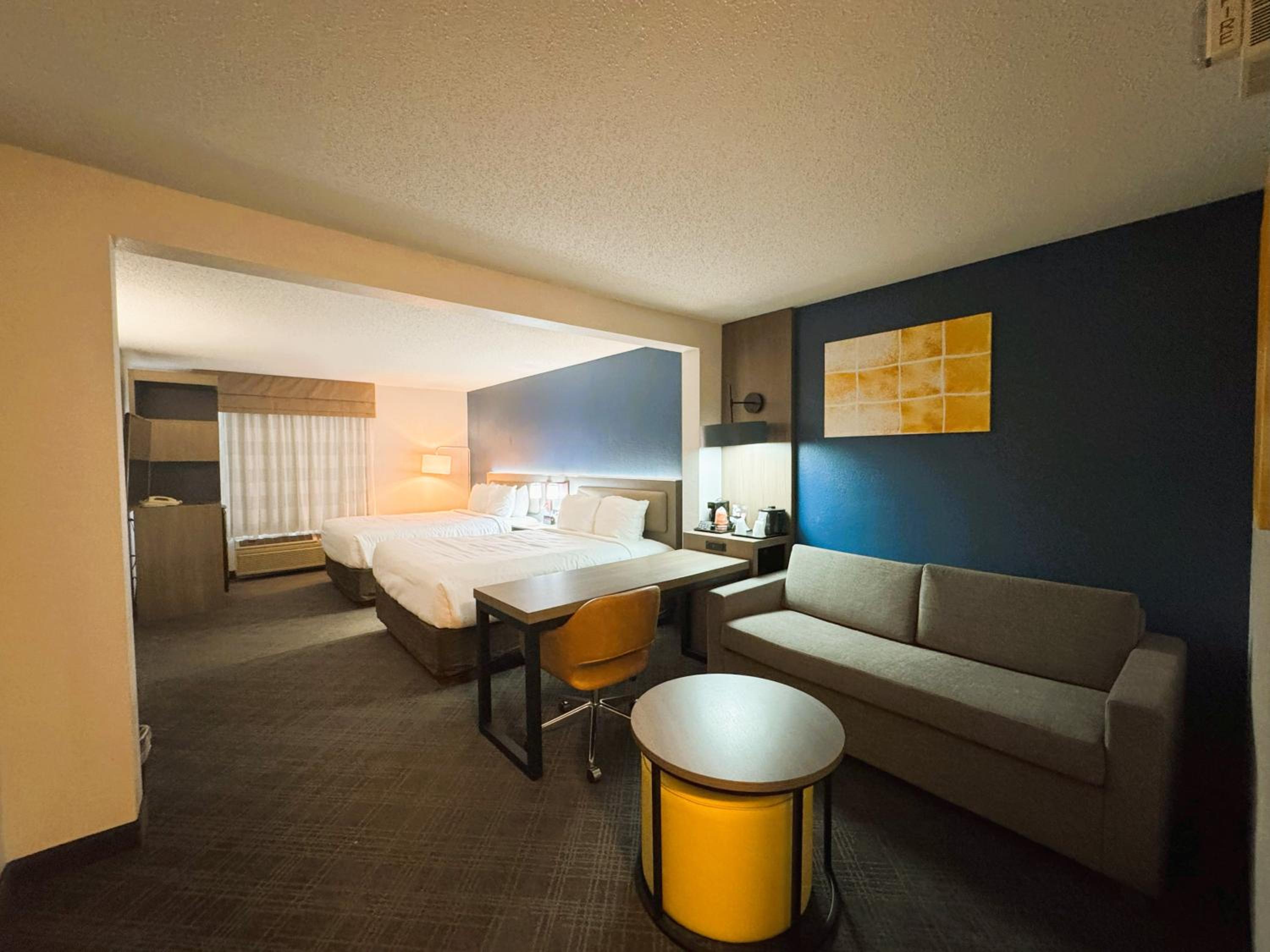 Queen Suite with Two Queen Beds - Non-Smoking - Photo 5