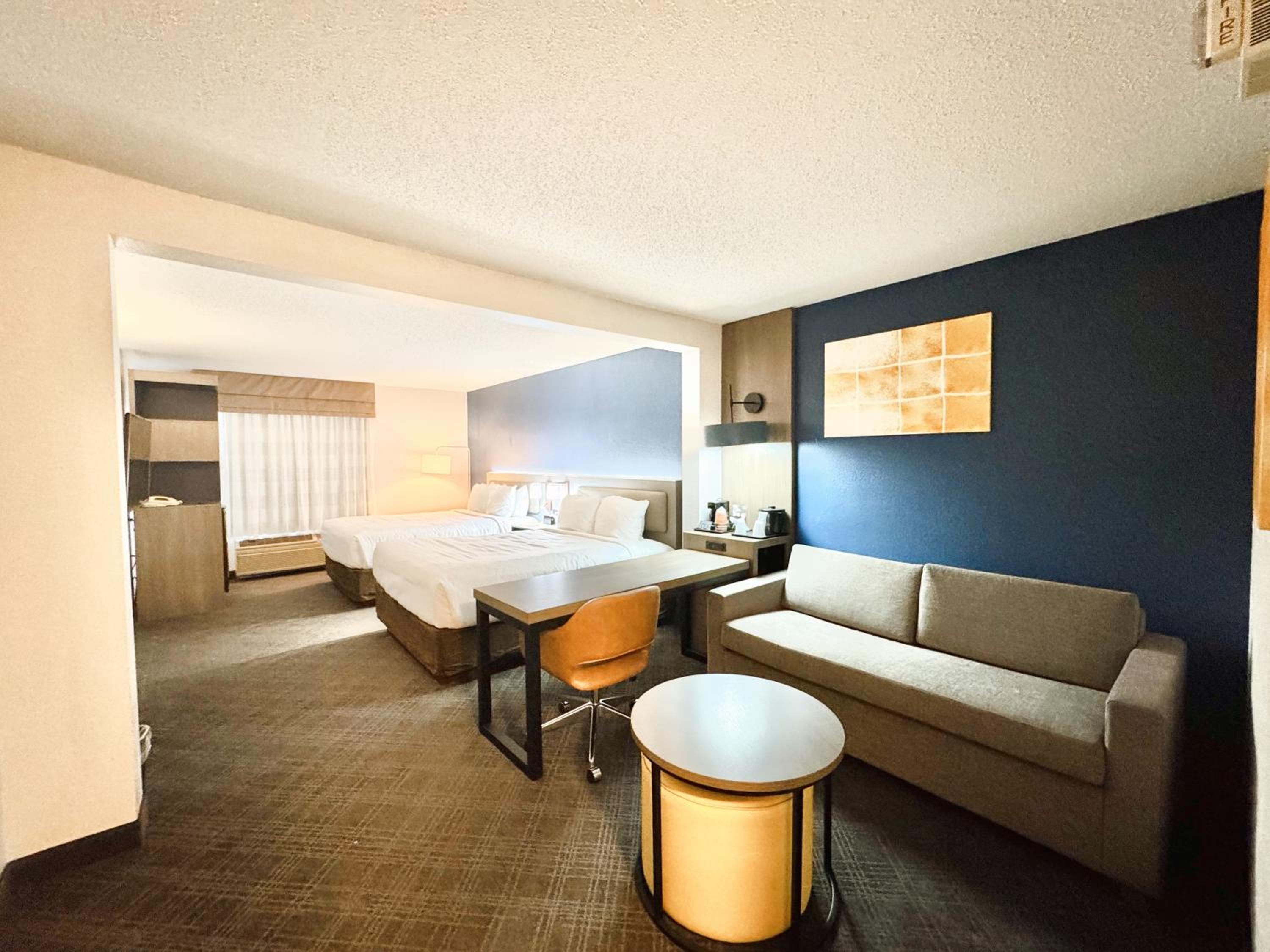 Queen Suite with Two Queen Beds - Non-Smoking - Photo 3