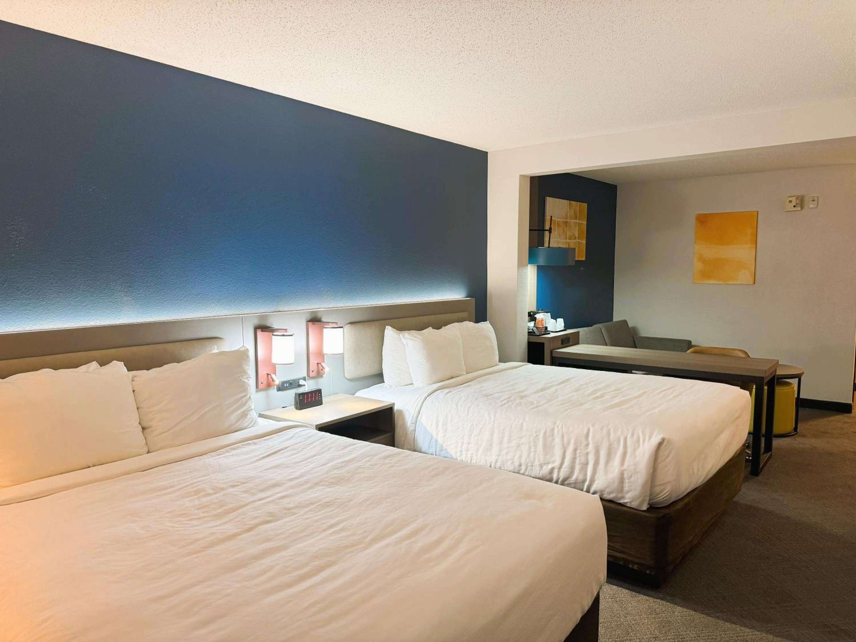 Queen Suite with Two Queen Beds - Non-Smoking - Photo 2