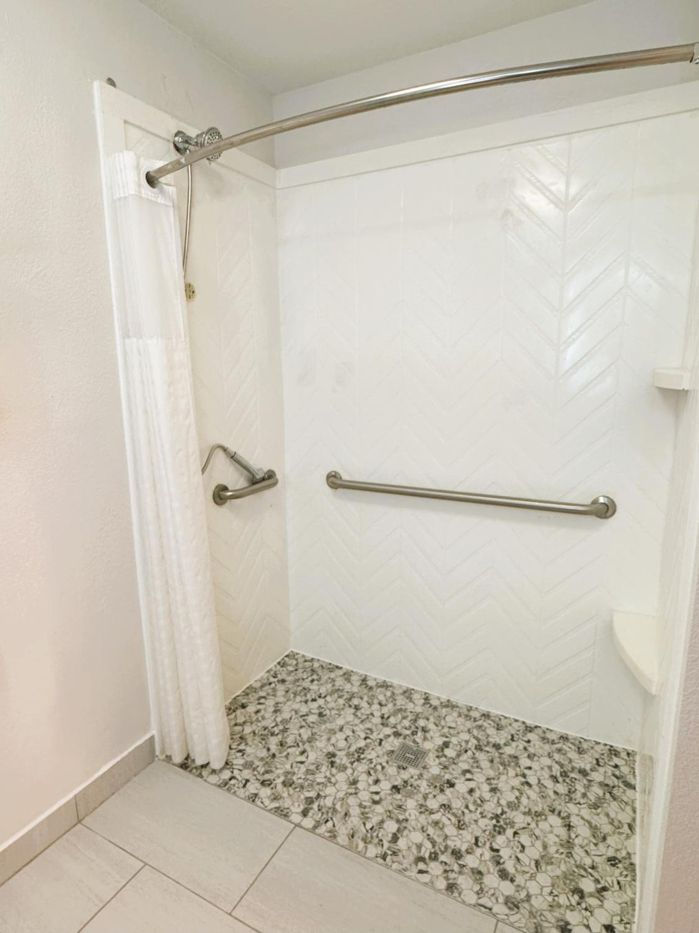 King Suite - Accessible/Non-Smoking - Photo 5