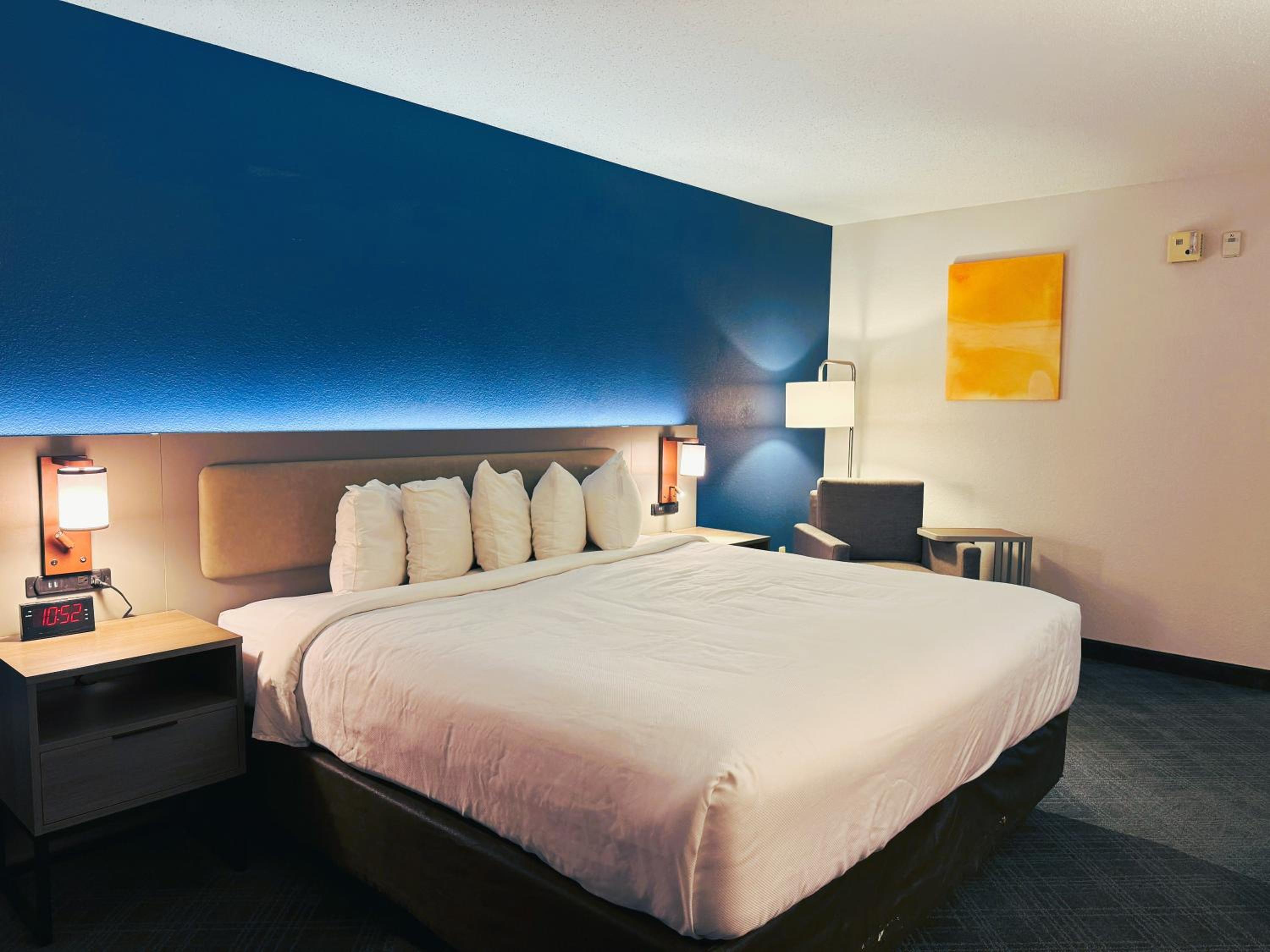King Room - Non-Smoking - Photo 3