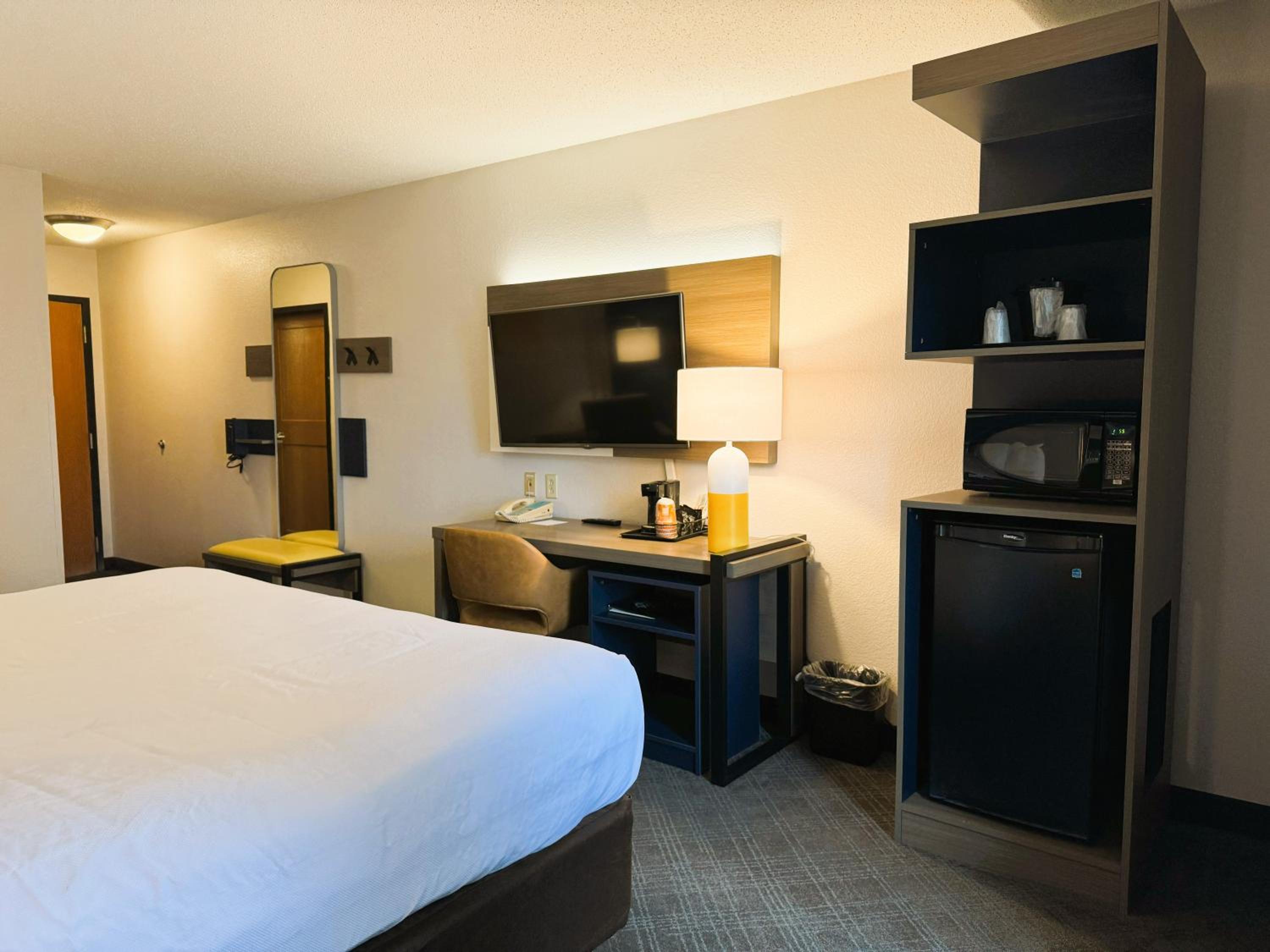 King Room - Non-Smoking - Photo 5