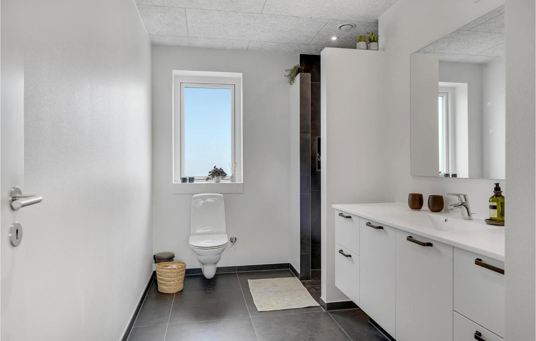 Four-Bedroom Vacation Home photo 2