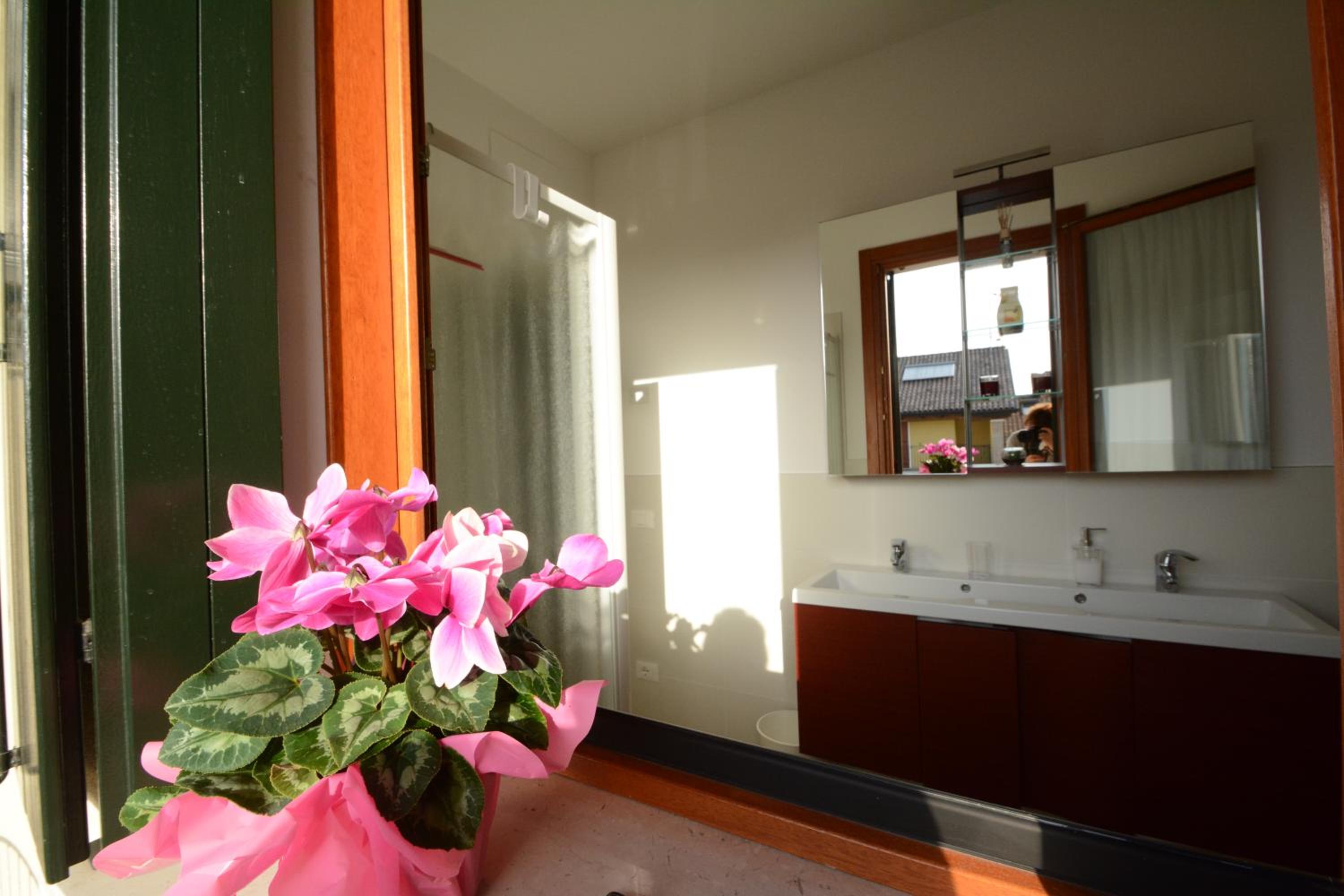 King Room with Terrace and Garden View - Photo 10