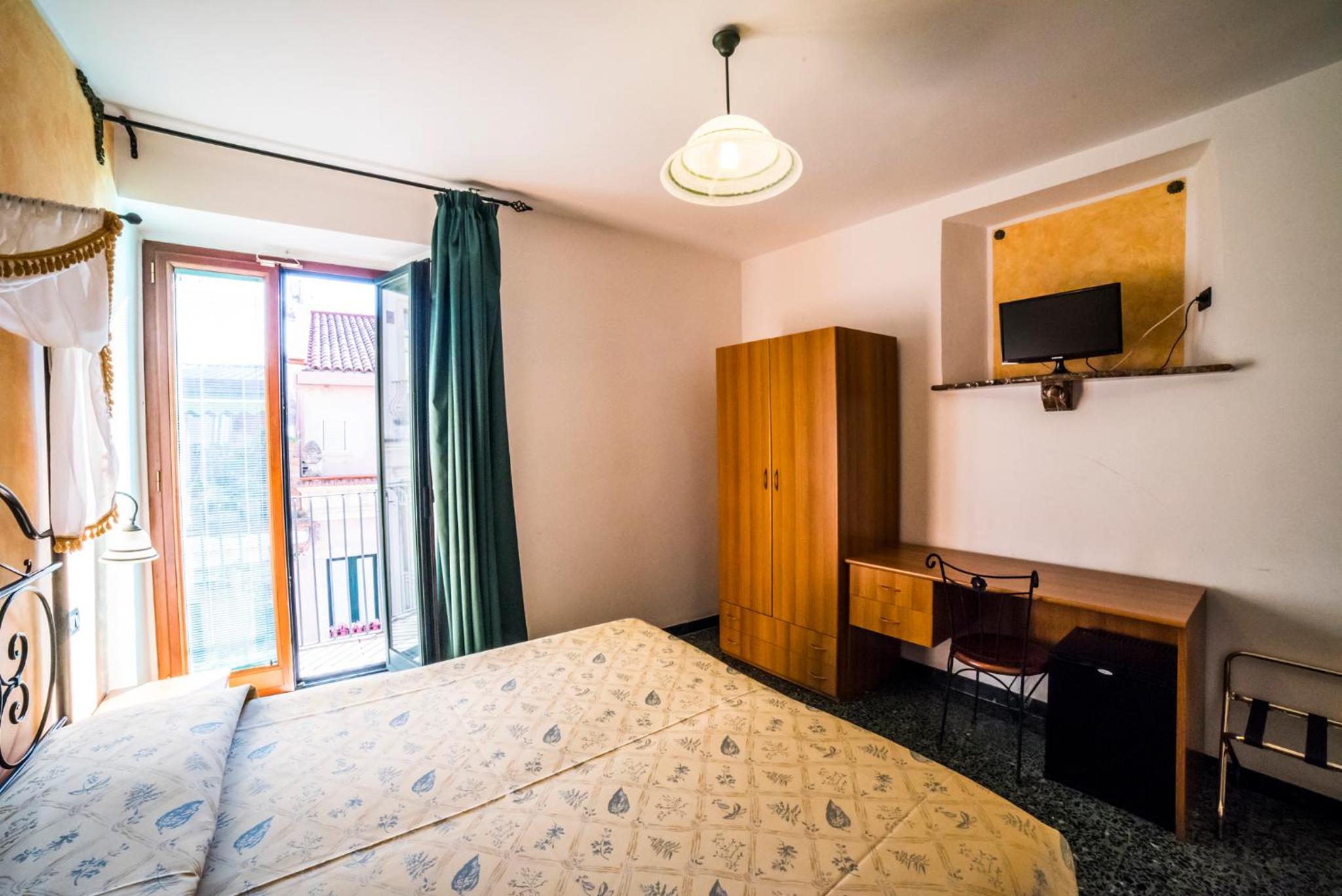 Double Room - Photo 15