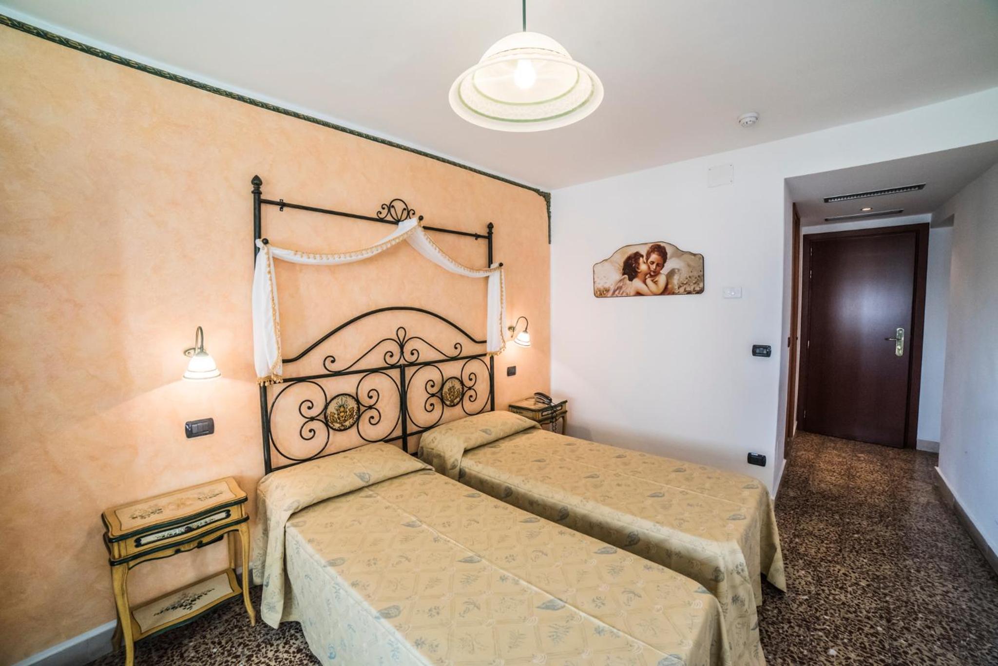Double Room - Photo 18