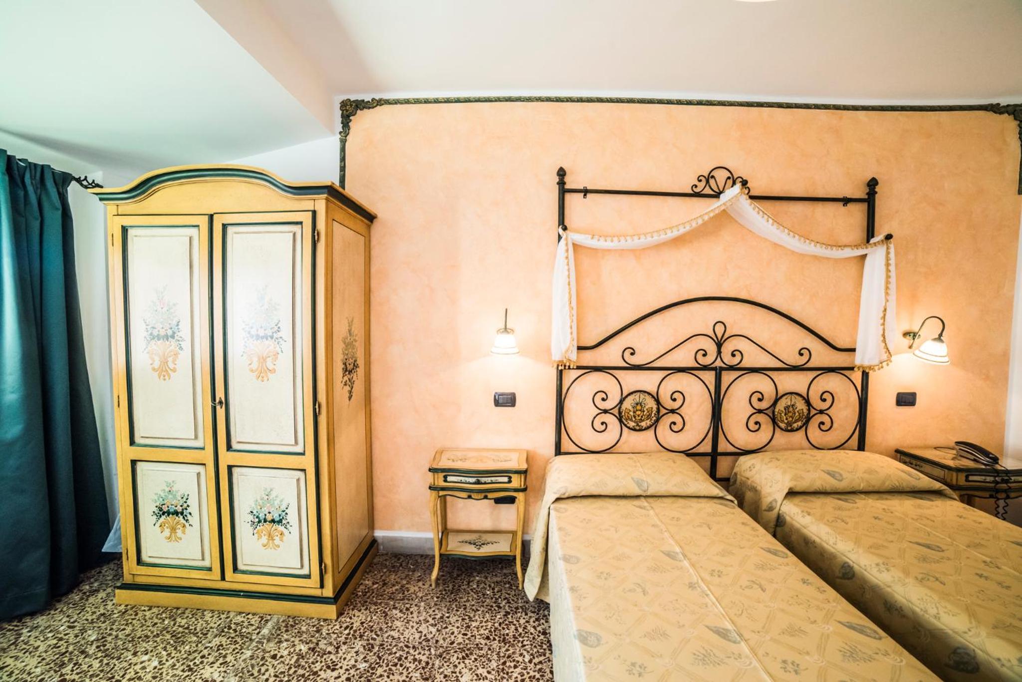 Double Room - Photo 21