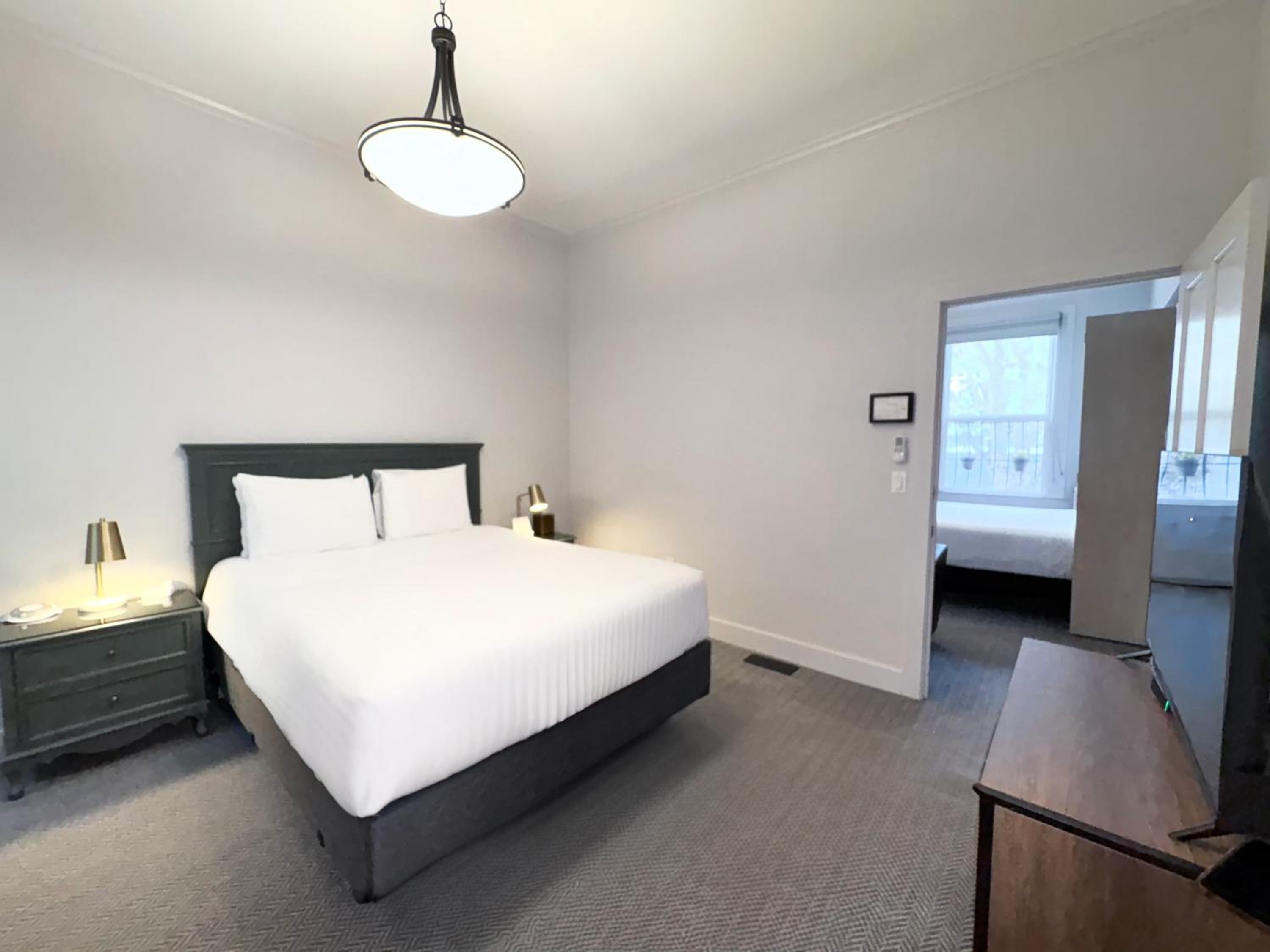 Suite - Photo 1