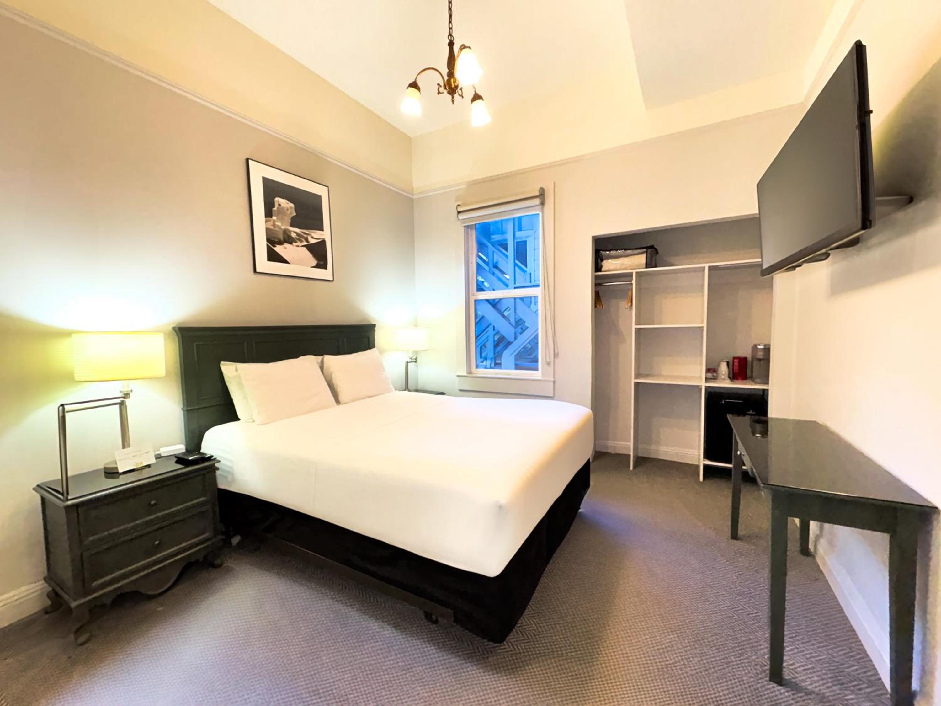 Standard Queen Room (No Special View) - Photo 2
