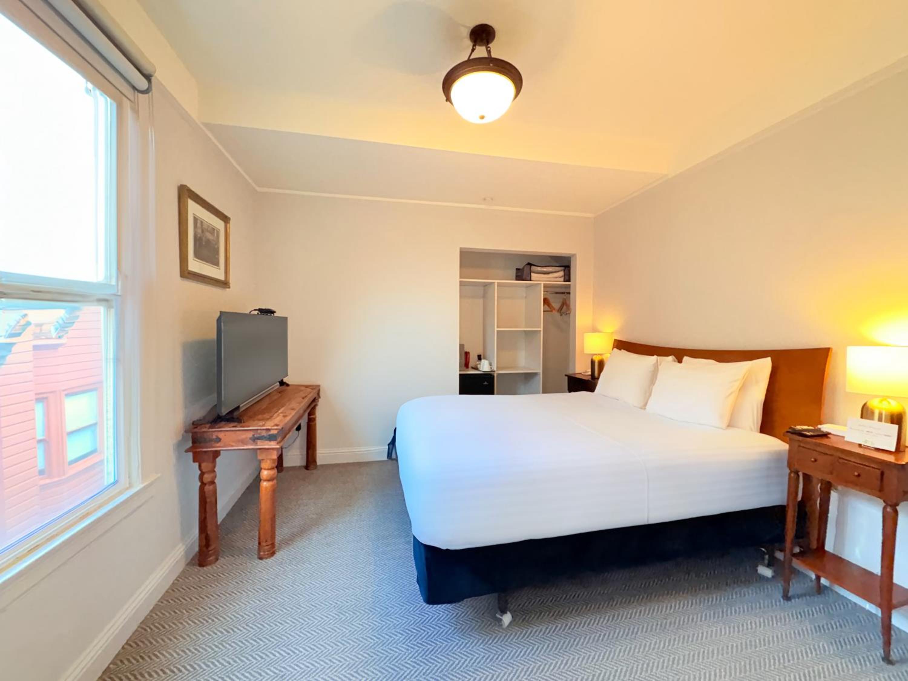 Standard Queen Room (No Special View) - Photo 3