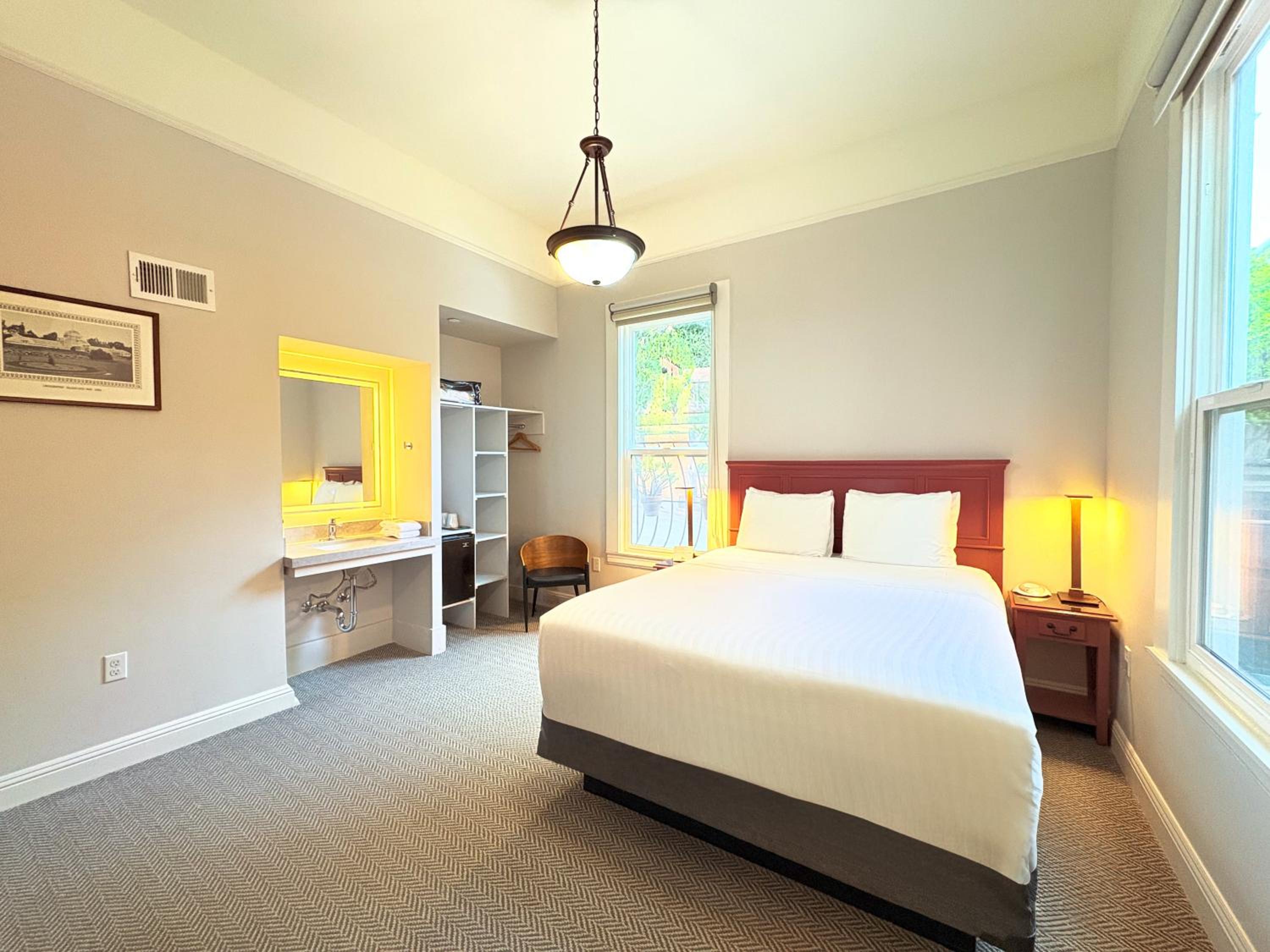 Deluxe Queen Room - Photo 1