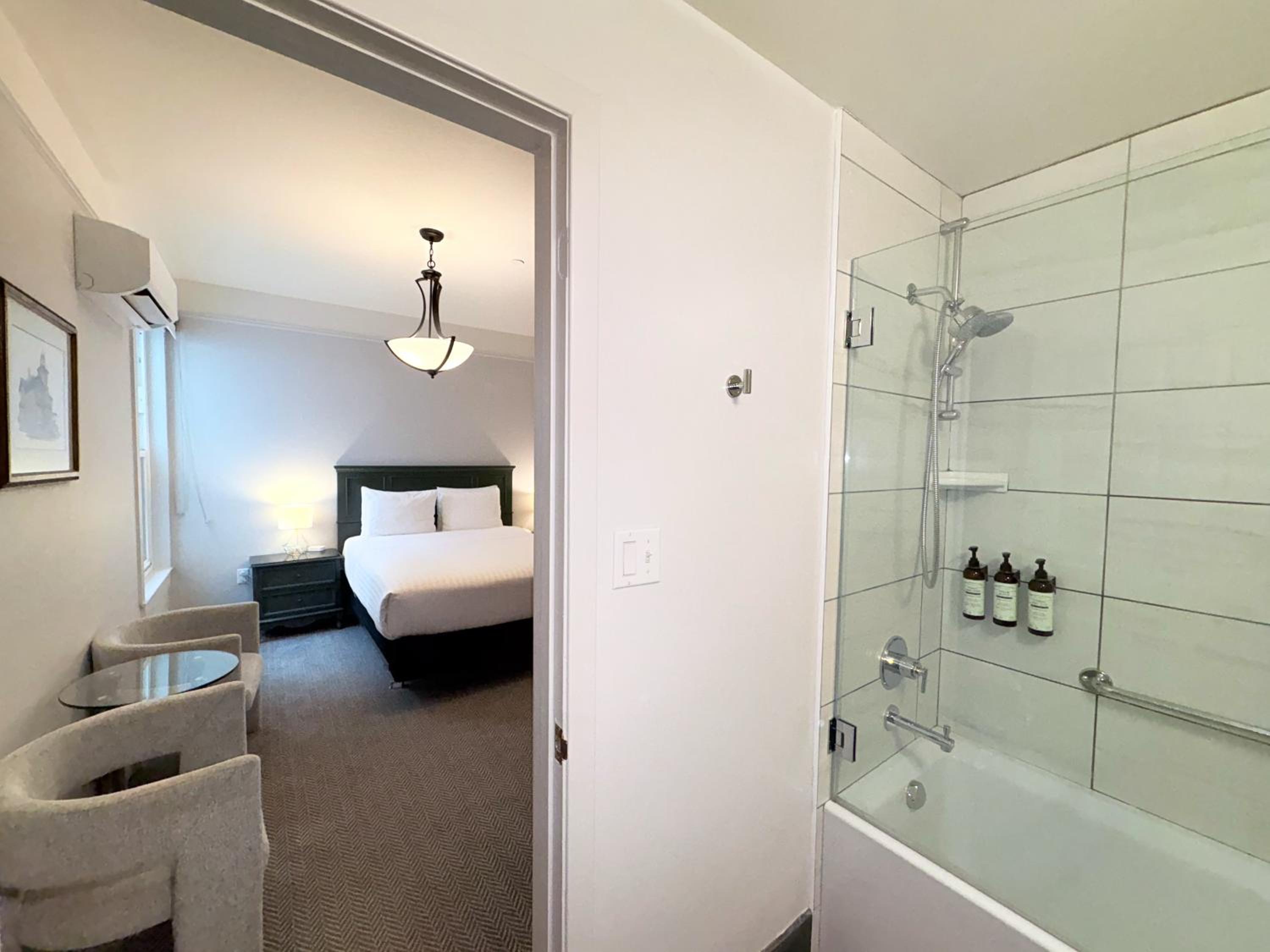 Deluxe Queen Room - Photo 7
